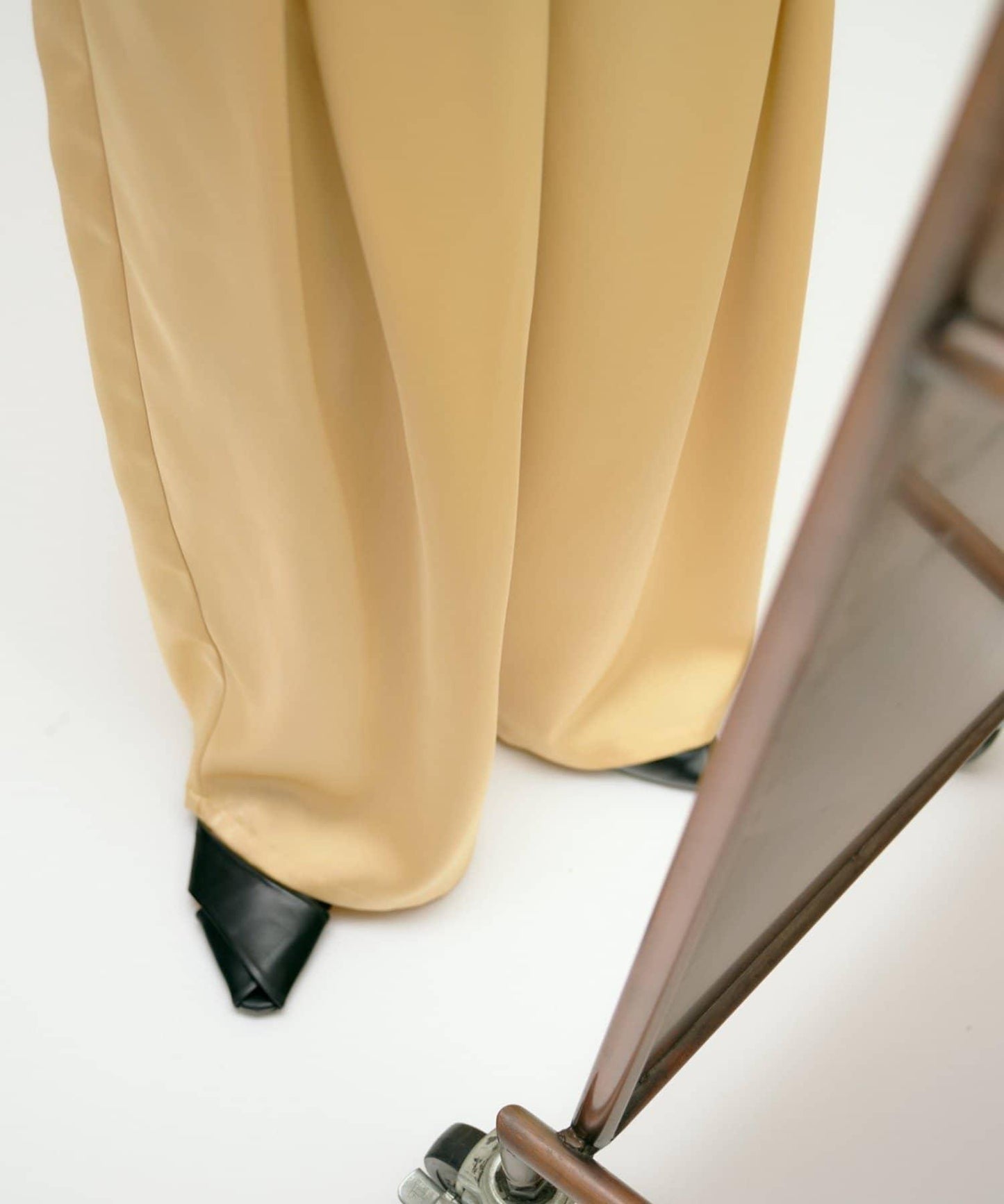 【yomo企畫】緞面褶皺寬鬆休閒褲