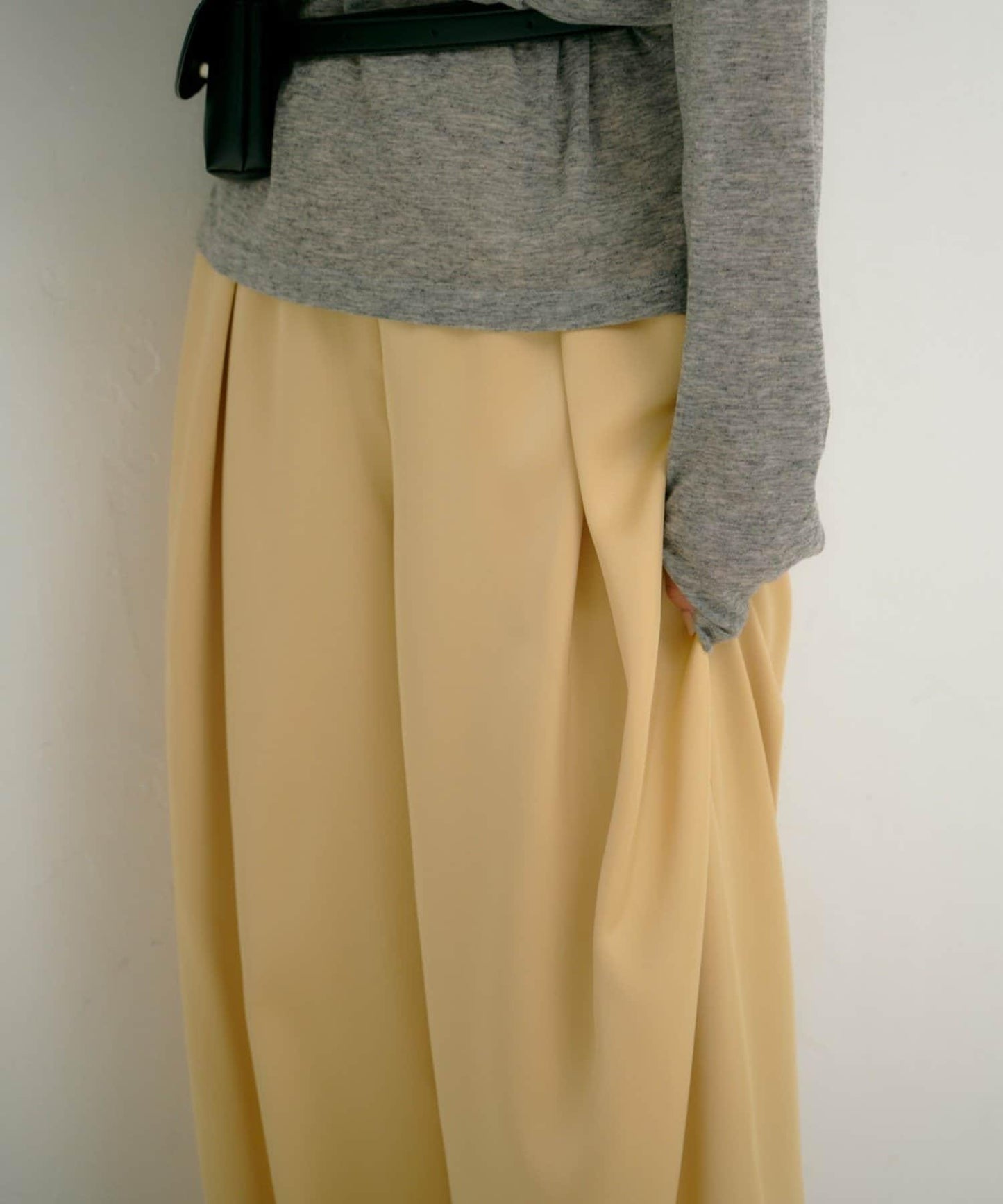 【yomo企畫】緞面褶皺寬鬆休閒褲