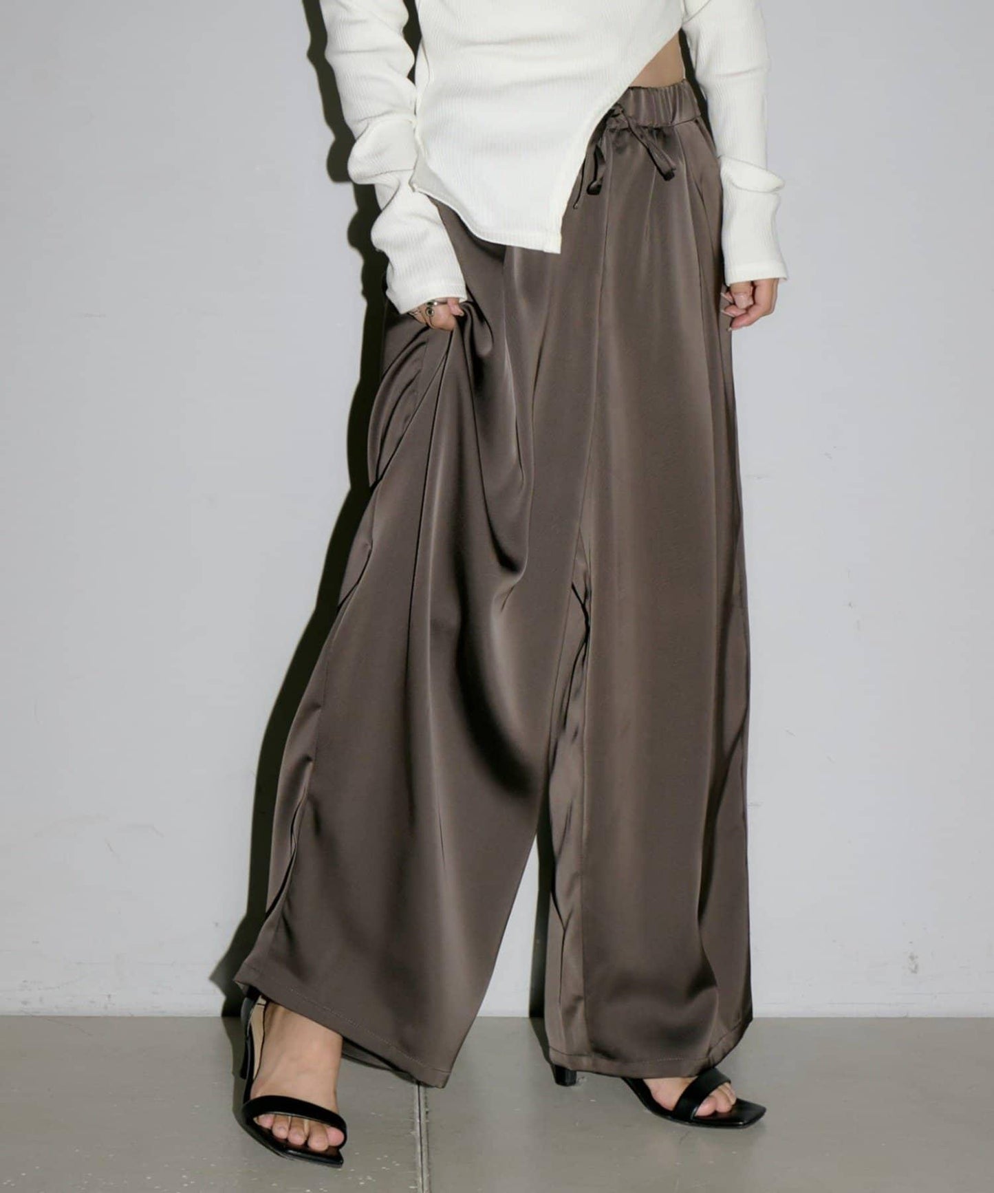 【yomo企畫】緞面褶皺寬鬆休閒褲