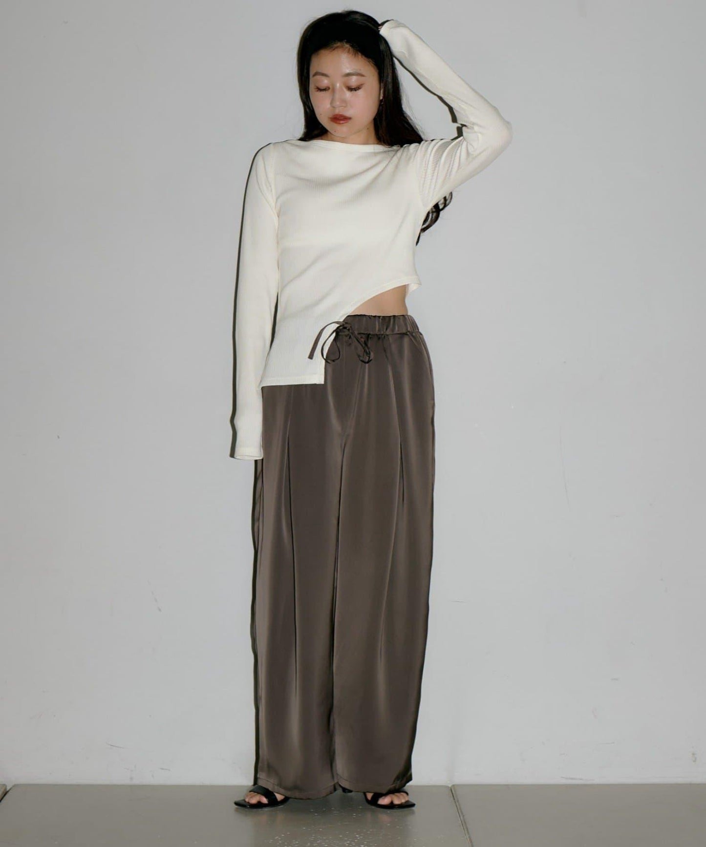 【yomo企畫】緞面褶皺寬鬆休閒褲