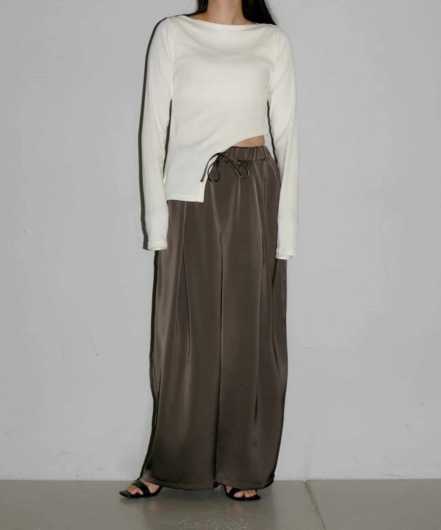 【yomo企畫】緞面褶皺寬鬆休閒褲