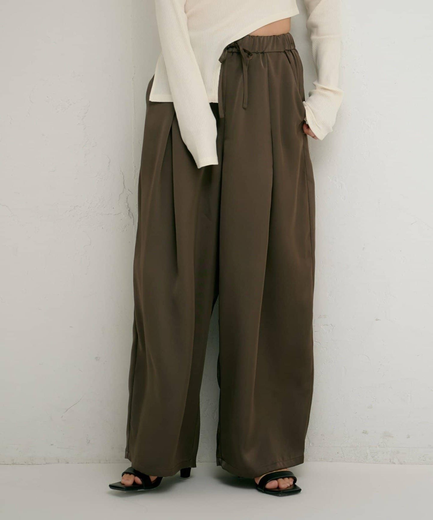 【yomo企畫】緞面褶皺寬鬆休閒褲