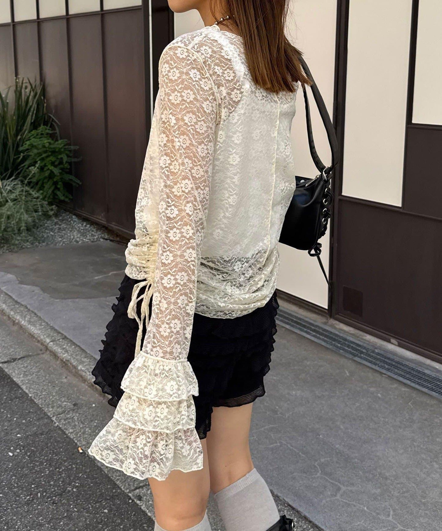 袖部層疊褶皺蕾絲上衣