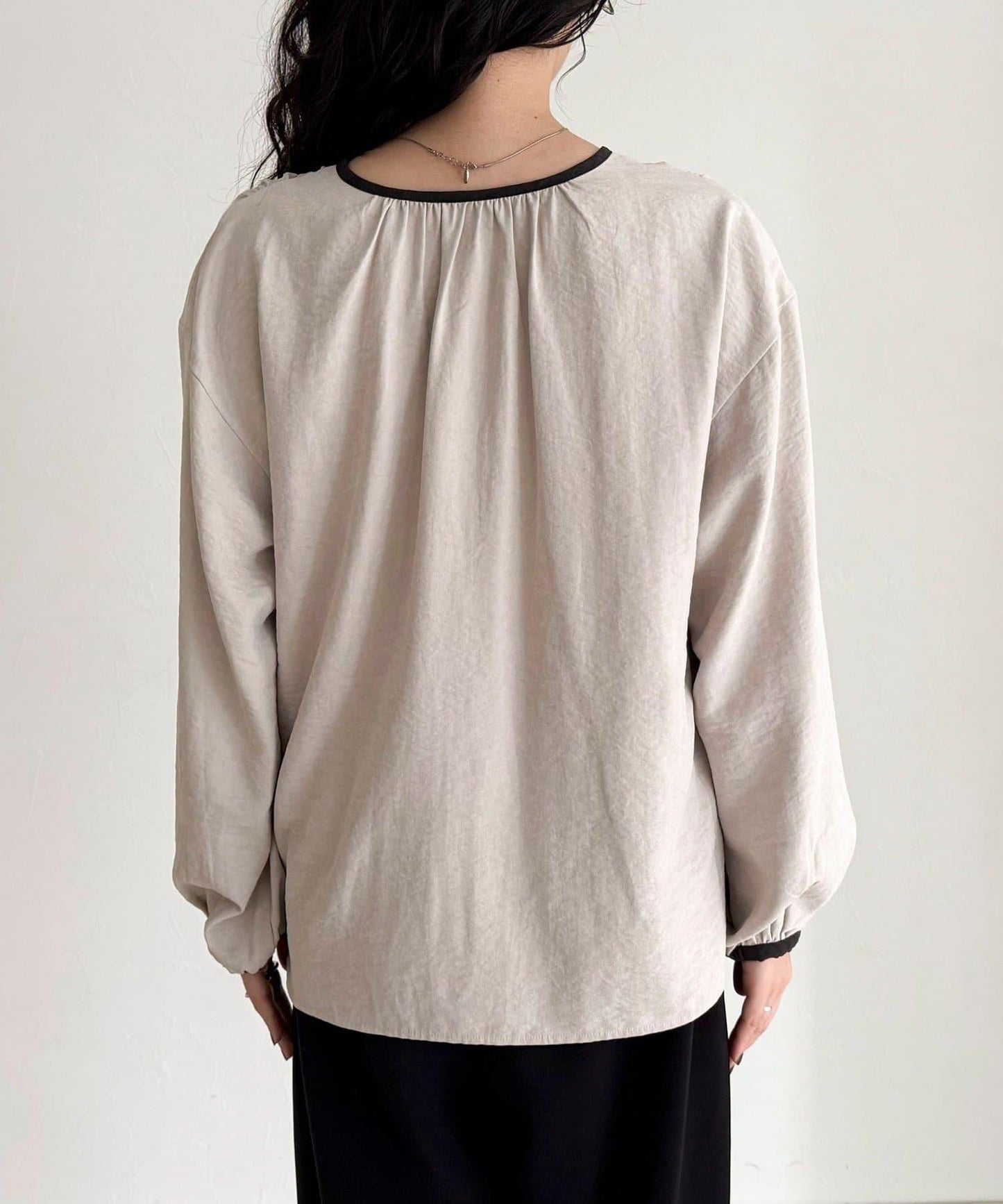 磨毛滾邊褶皺女襯衫