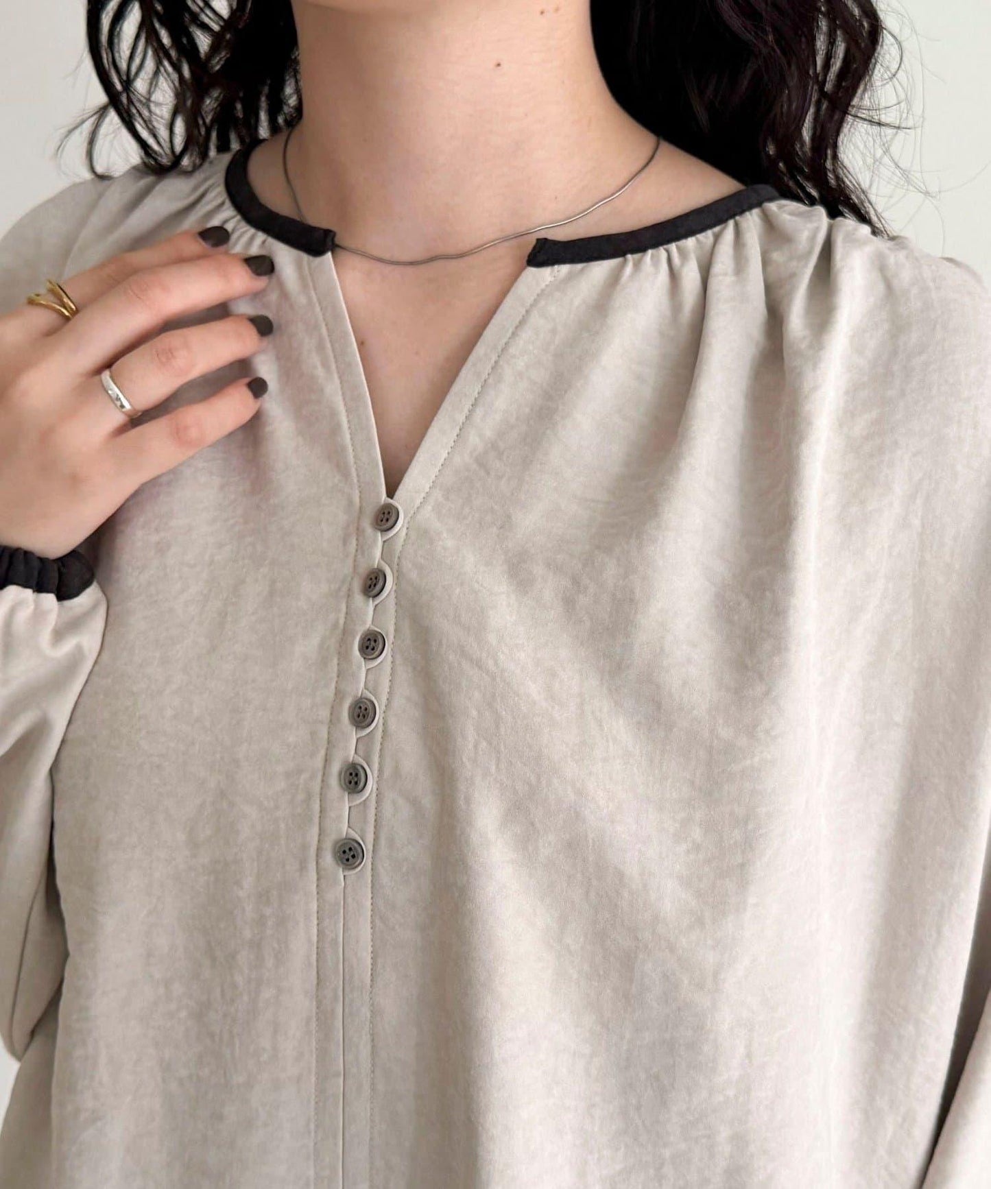 磨毛滾邊褶皺女襯衫