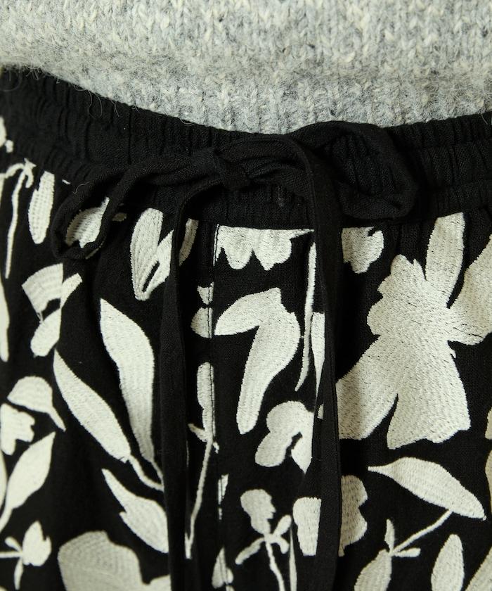 黑白刺繡休閒褲