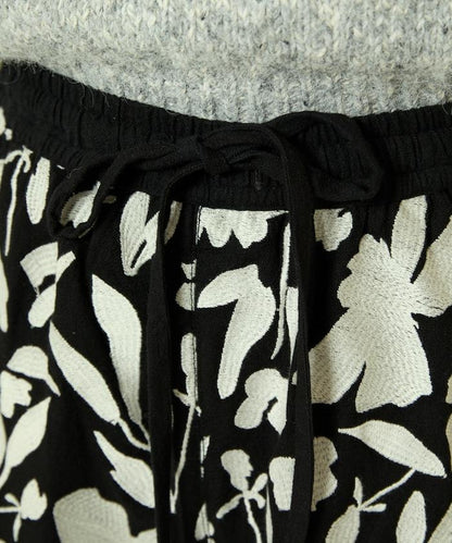 黑白刺繡休閒褲
