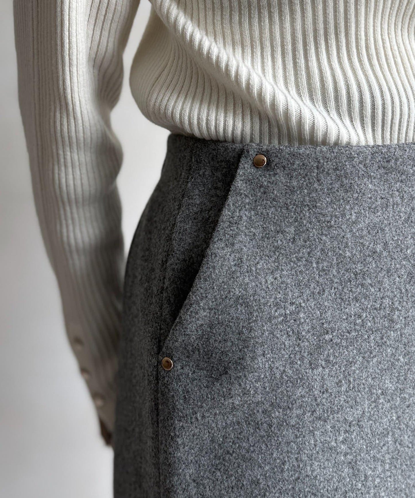 帶鉚釘呢料中長裙