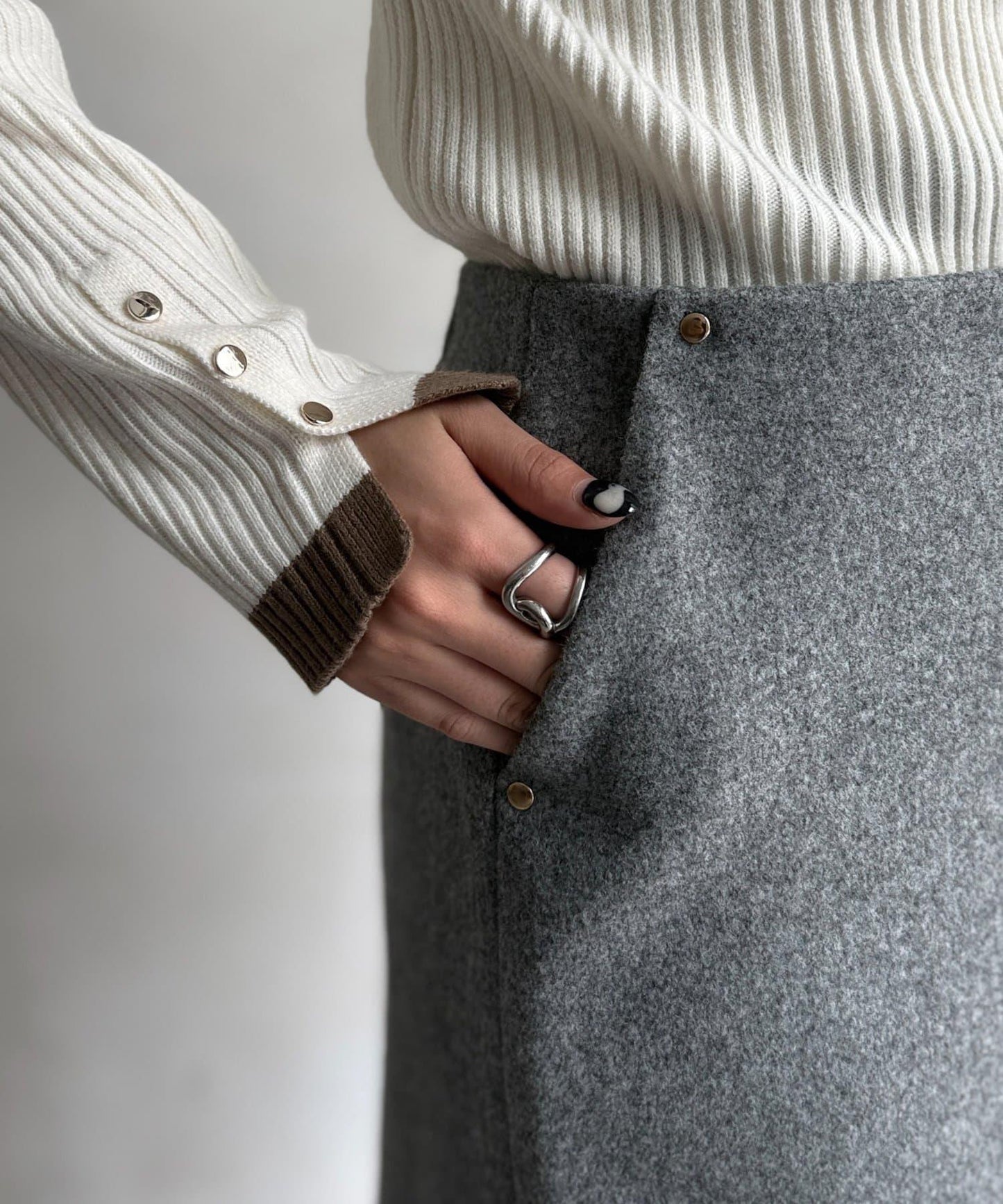 帶鉚釘呢料中長裙