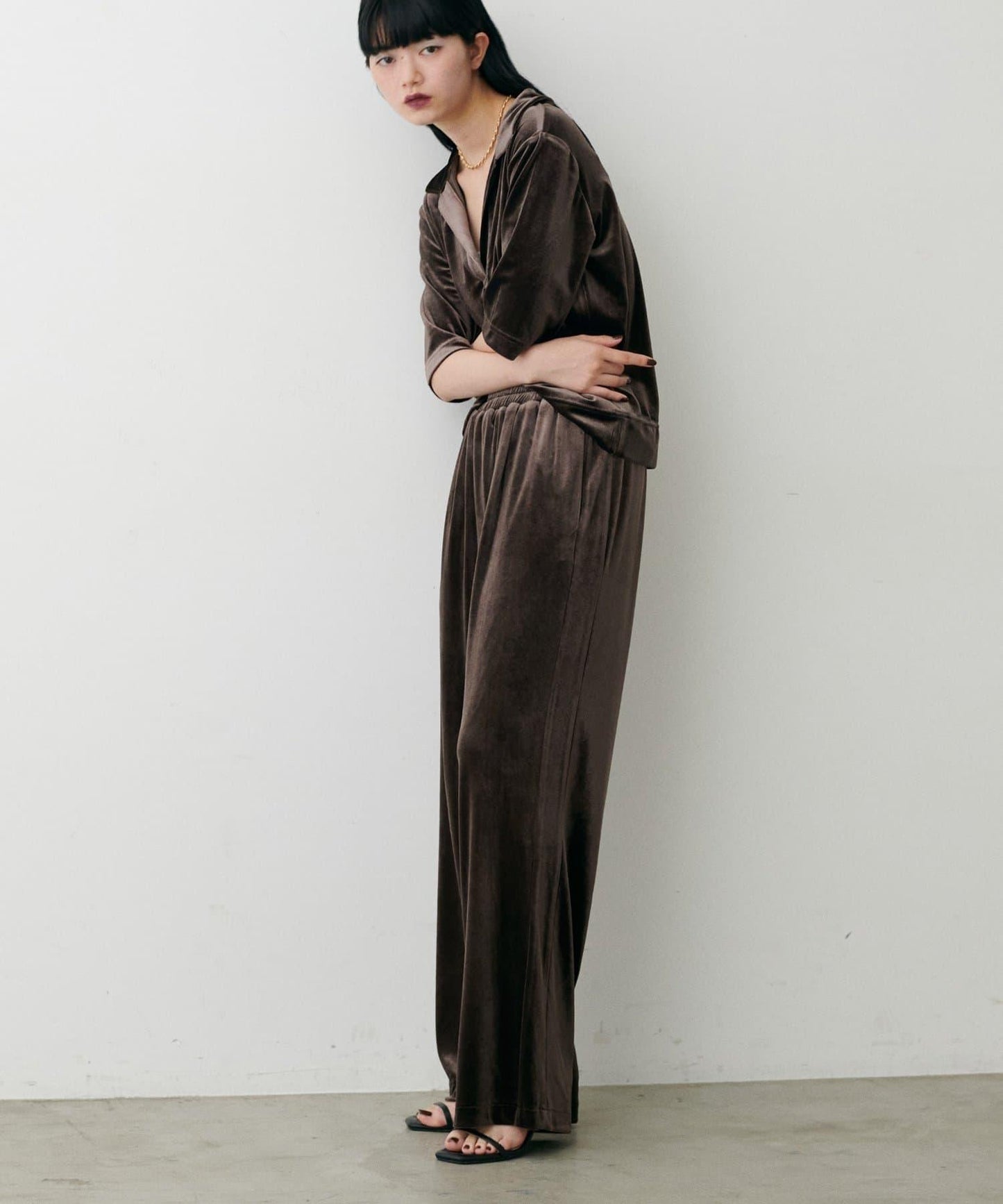 天鵝絨翻領套頭衫