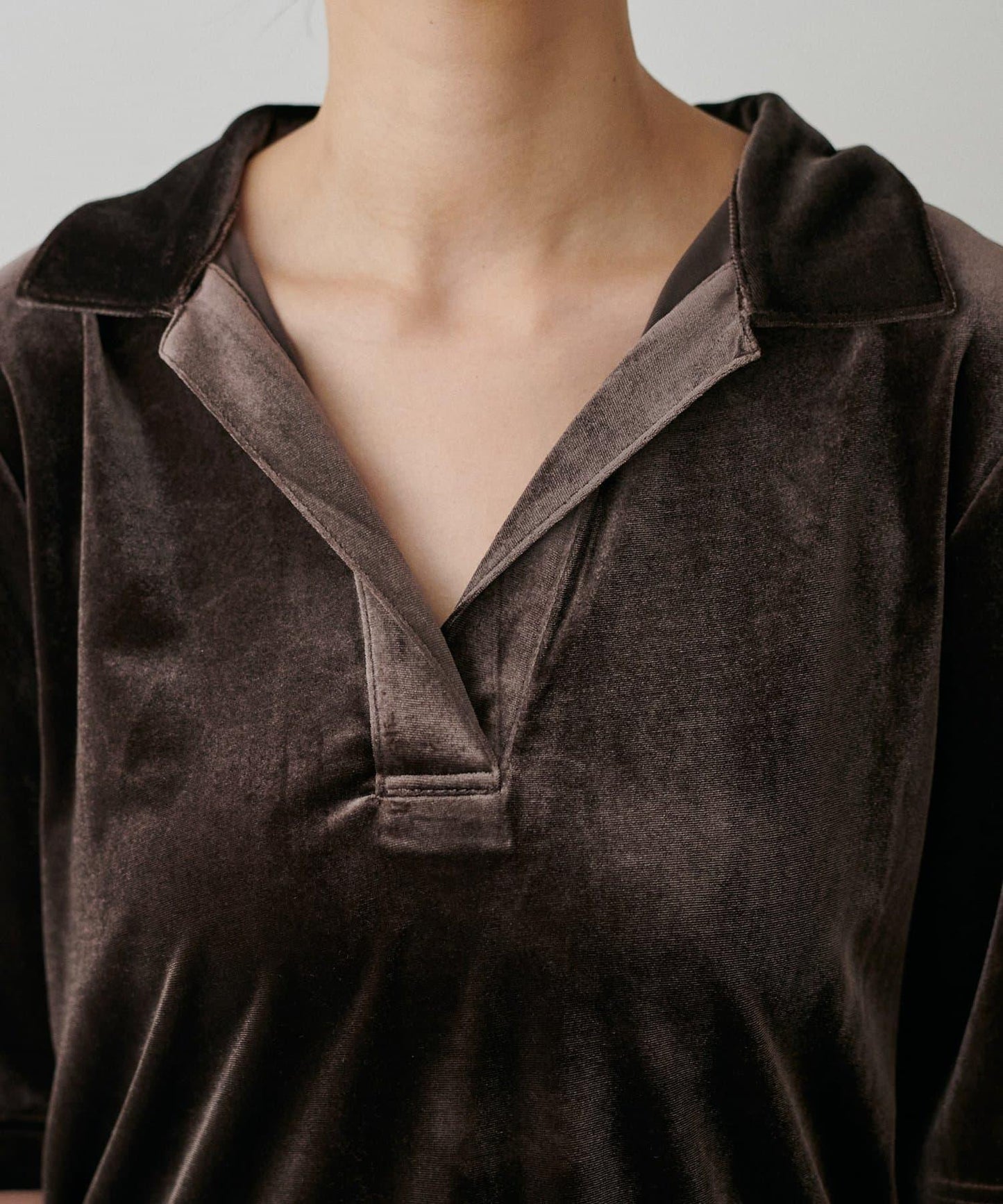 天鵝絨翻領套頭衫