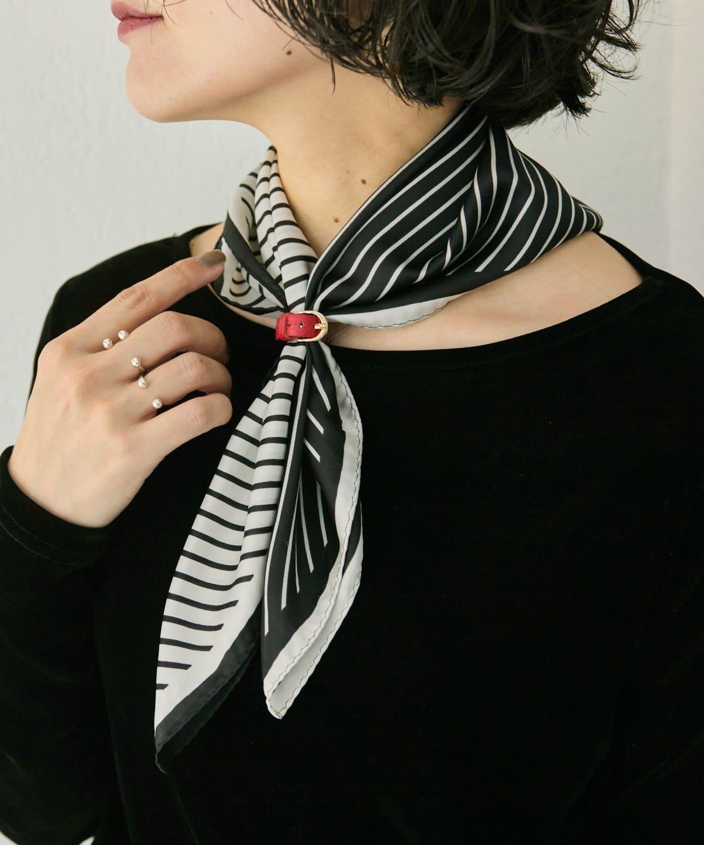 配皮革環雙色條紋圍巾