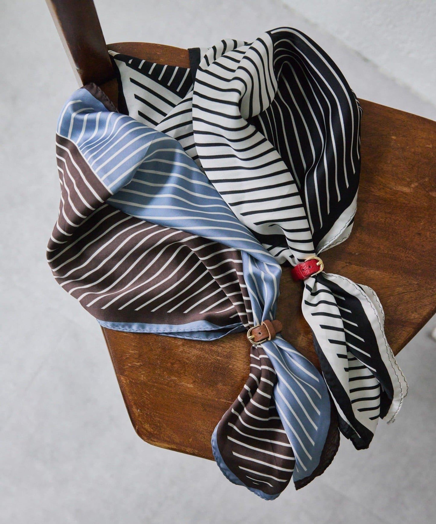 配皮革環雙色條紋圍巾