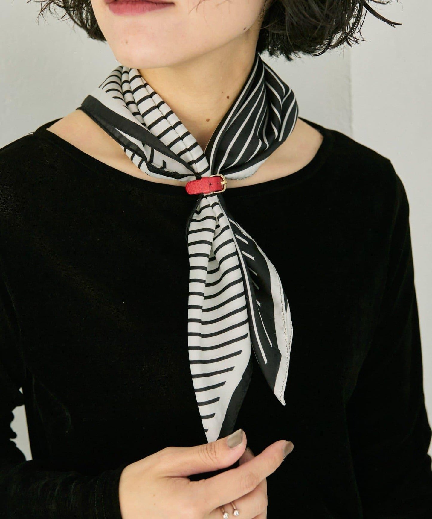 配皮革環雙色條紋圍巾