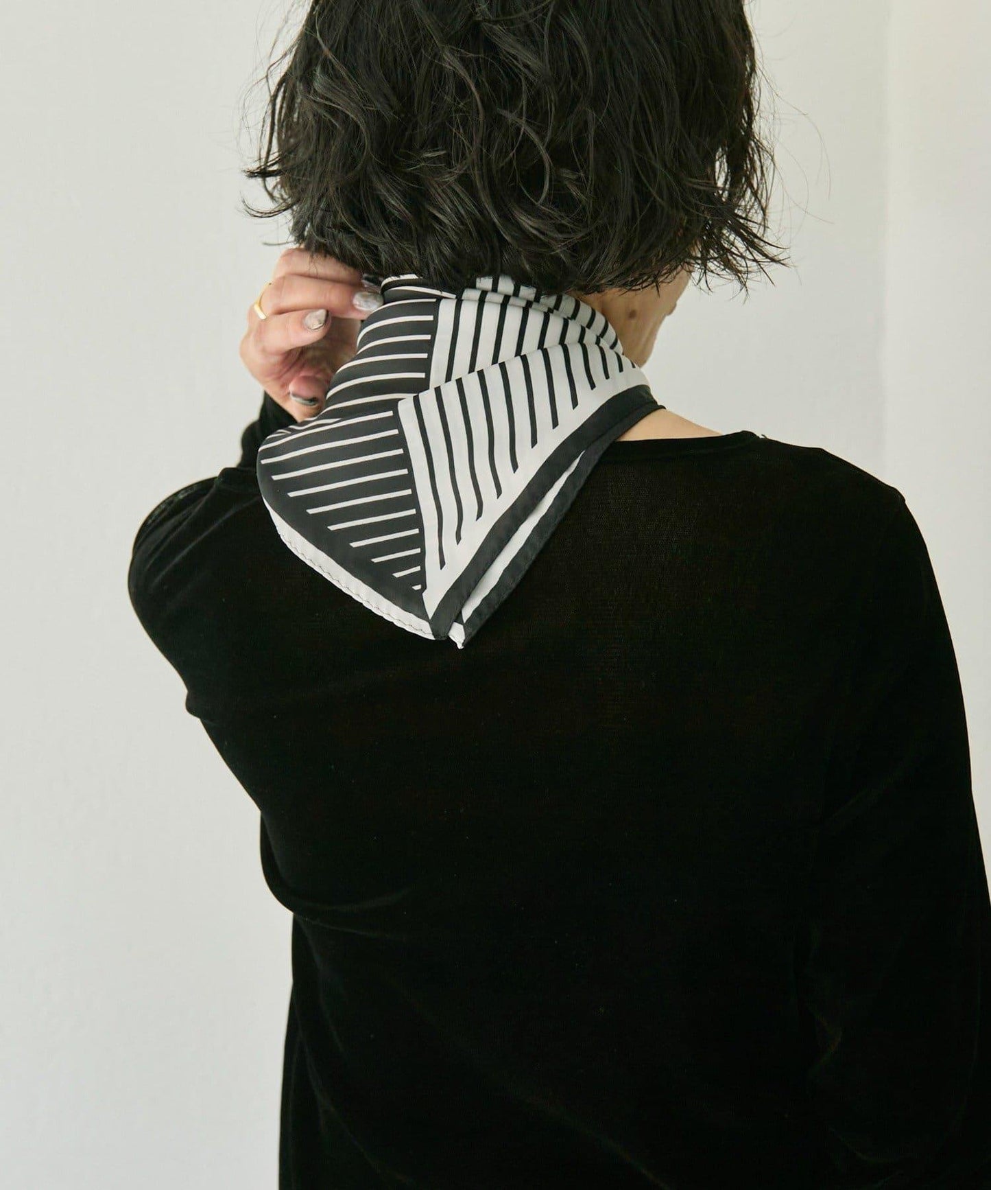 配皮革環雙色條紋圍巾