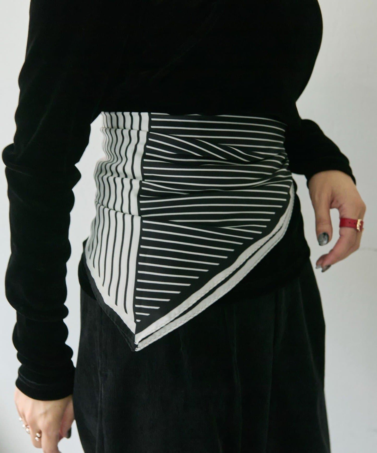 配皮革環雙色條紋圍巾