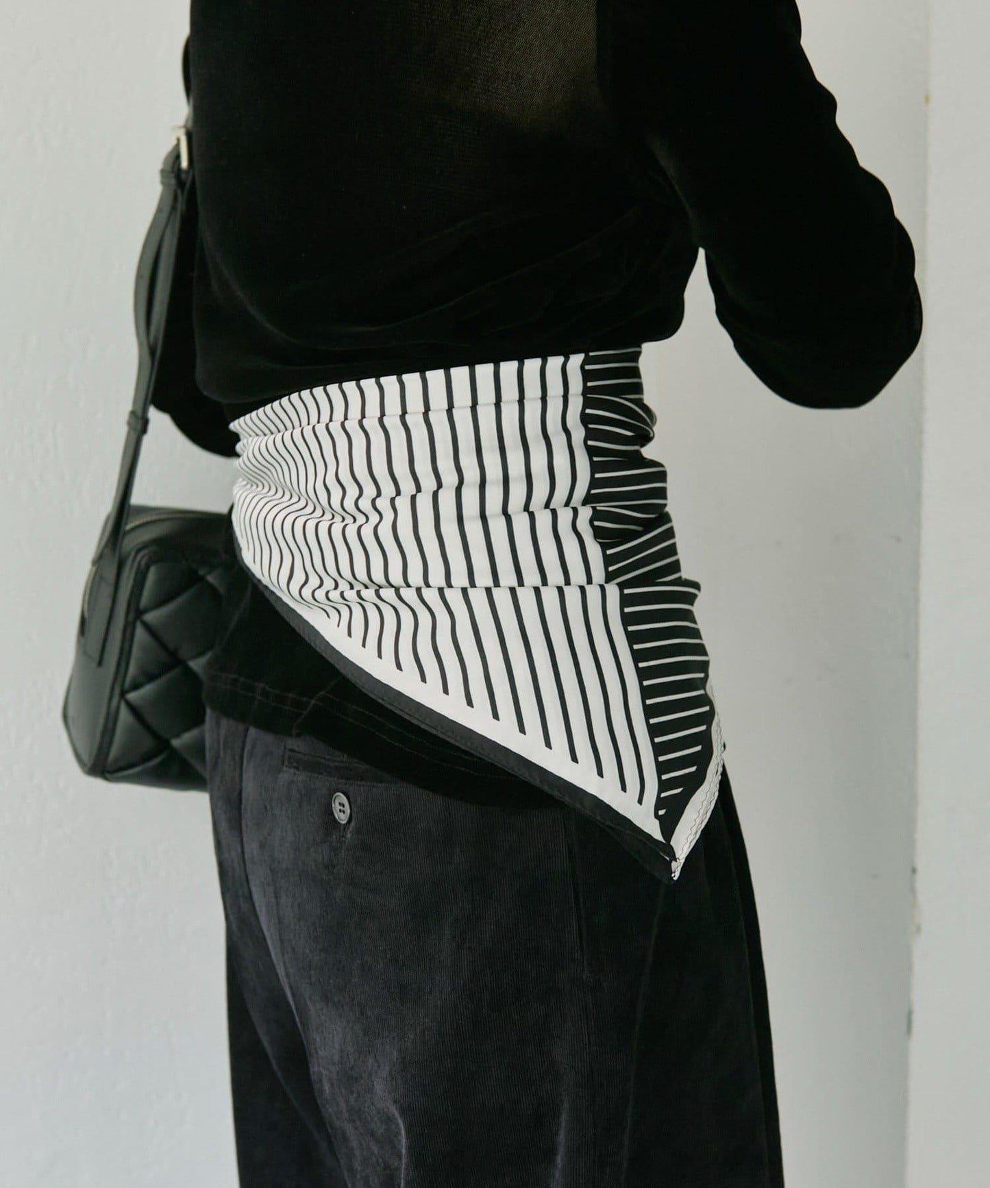 配皮革環雙色條紋圍巾