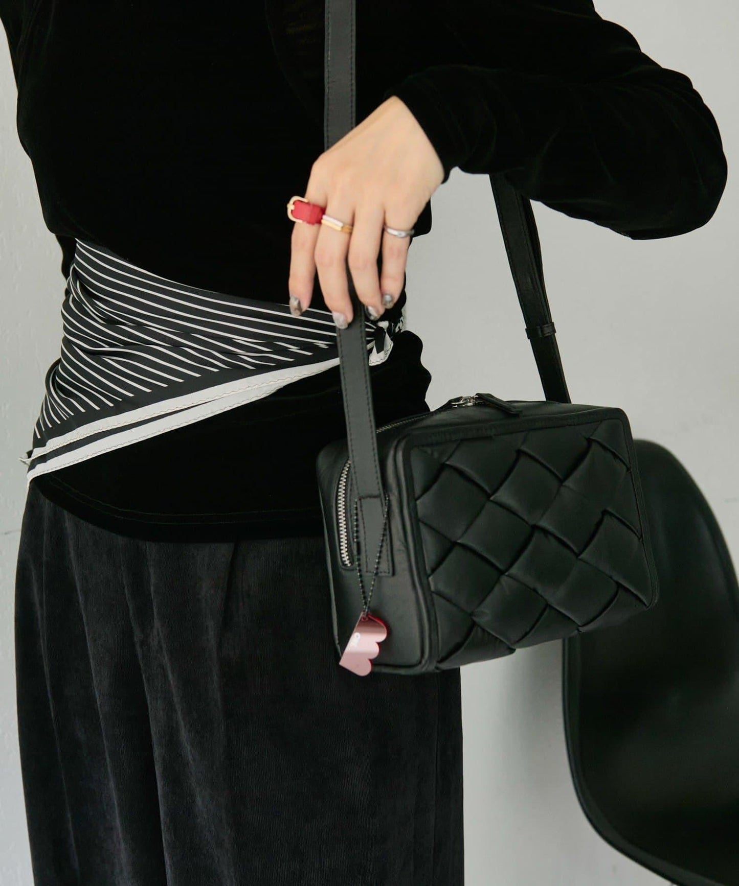 配皮革環雙色條紋圍巾