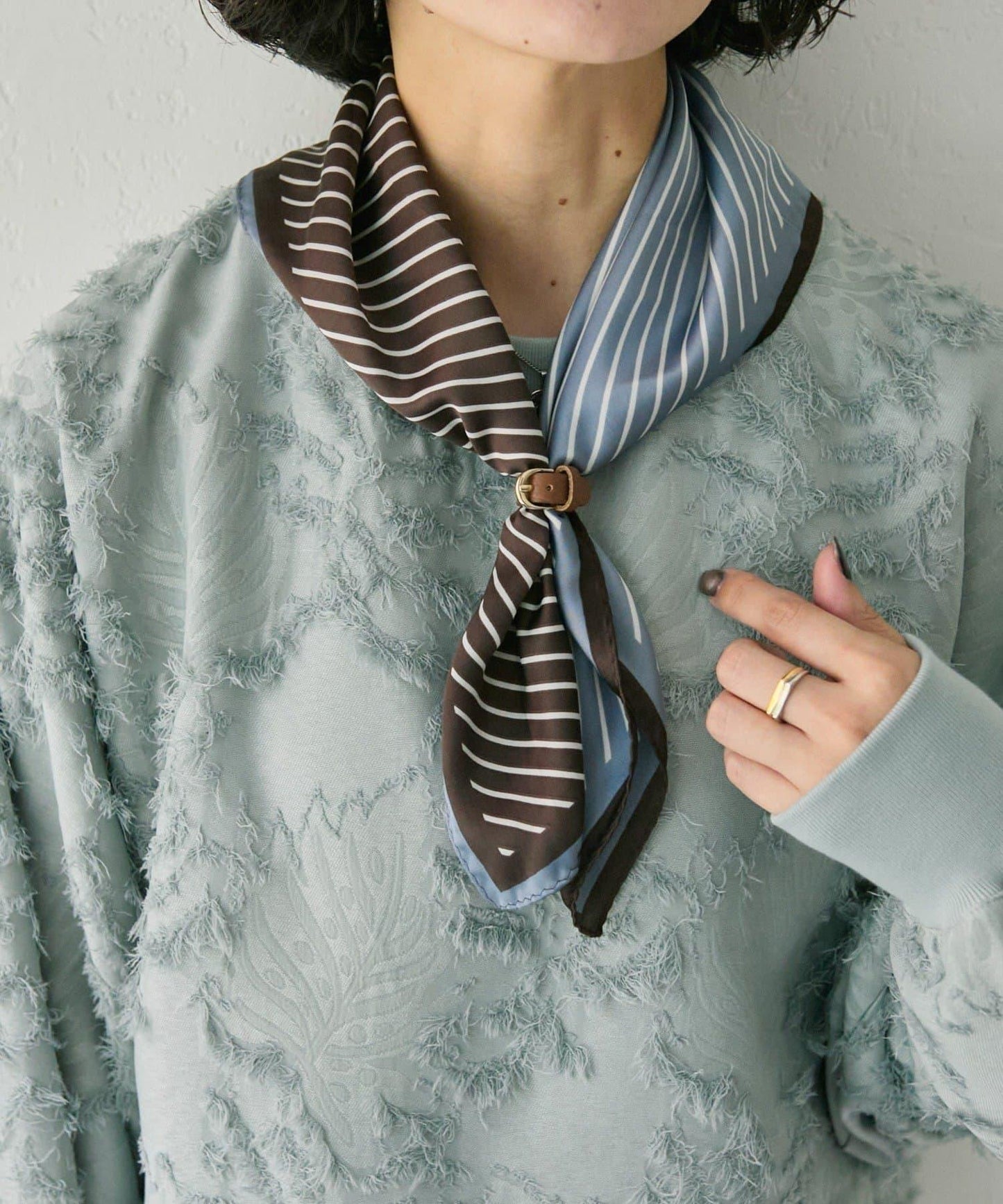 配皮革環雙色條紋圍巾