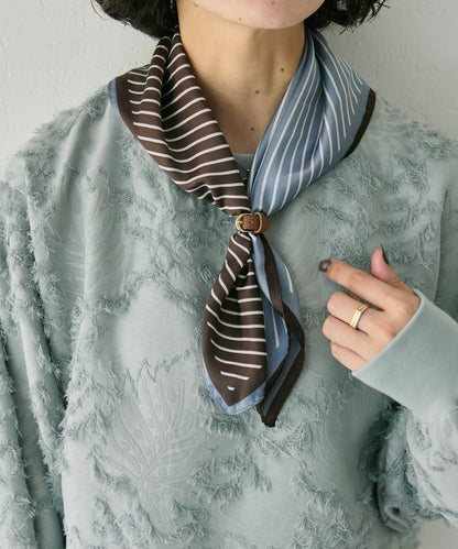 配皮革環雙色條紋圍巾