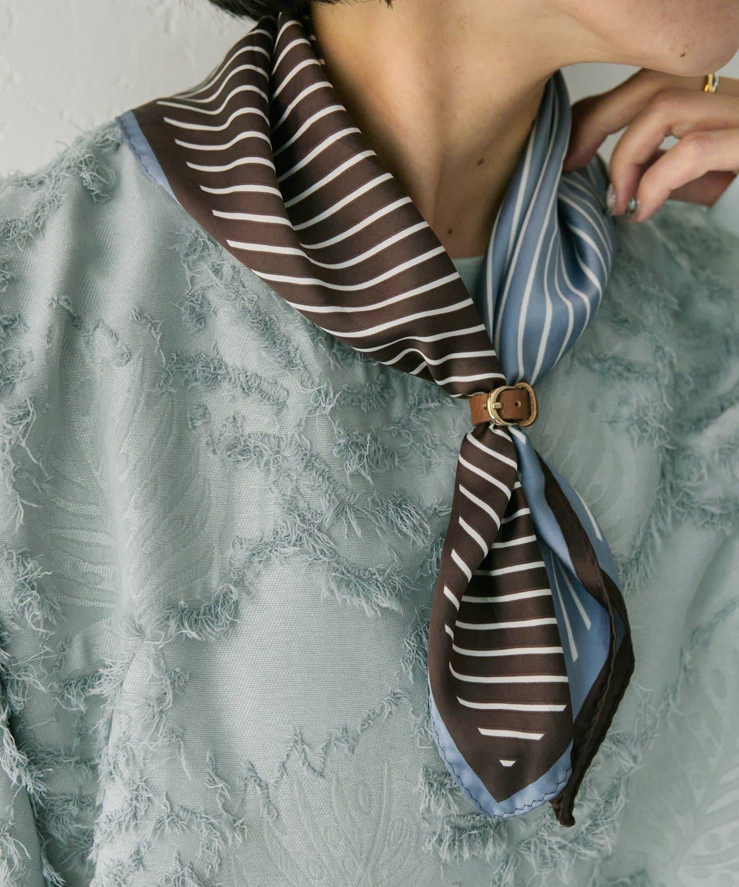 配皮革環雙色條紋圍巾