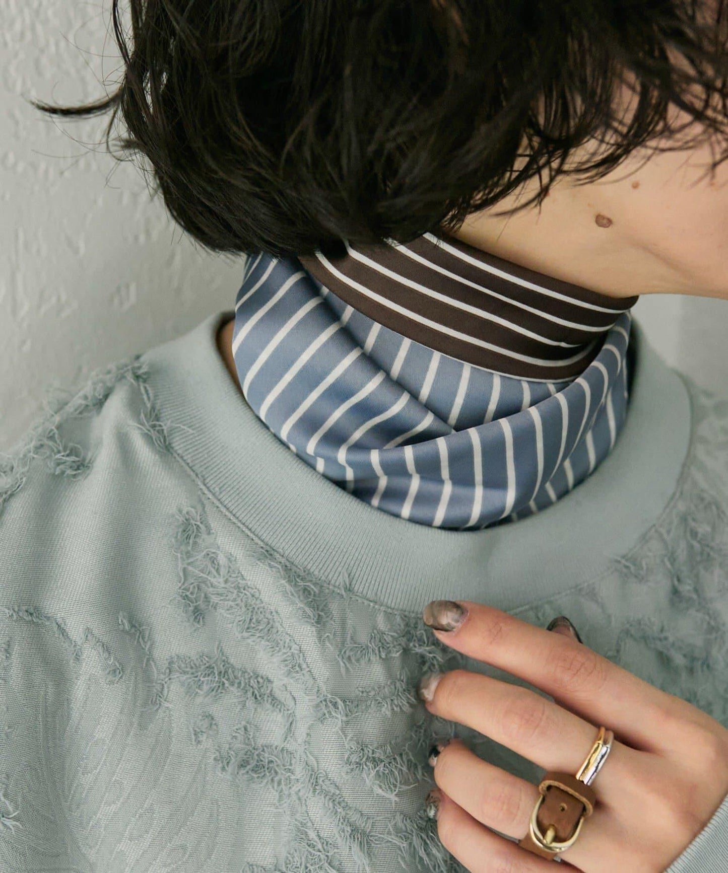 配皮革環雙色條紋圍巾