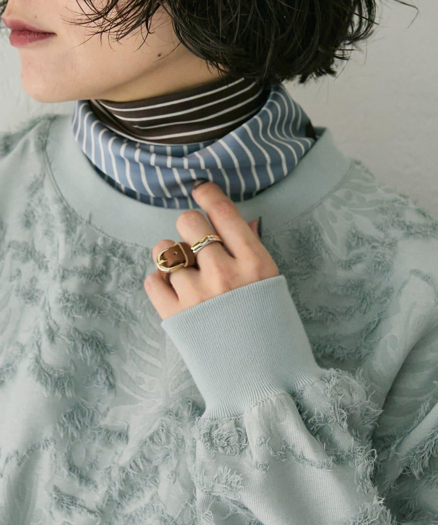 配皮革環雙色條紋圍巾