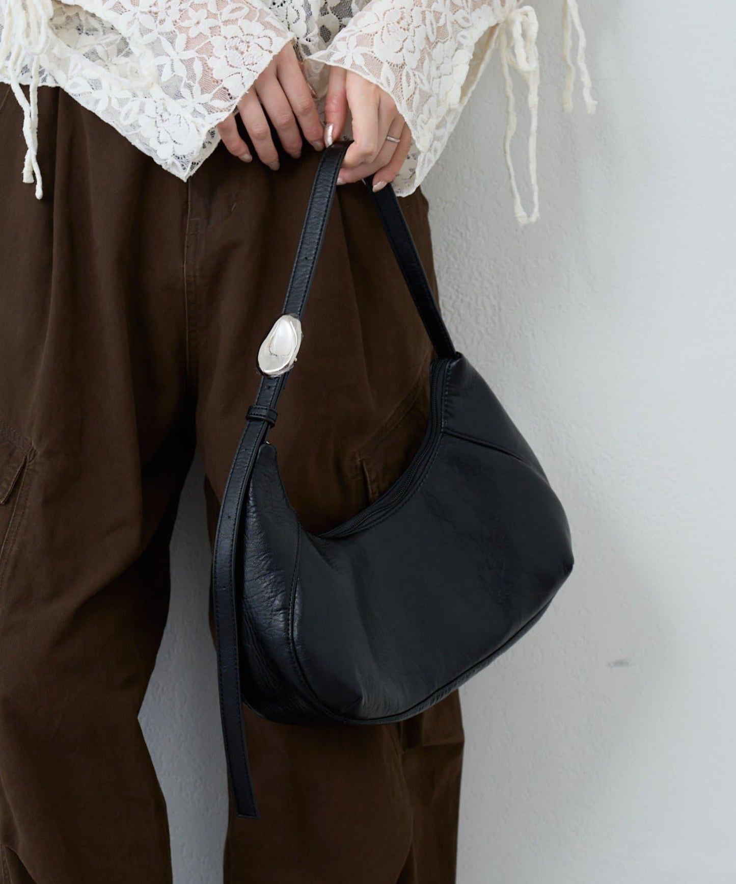 【2WAY/可收納500ml塑料瓶】半月造型單肩包