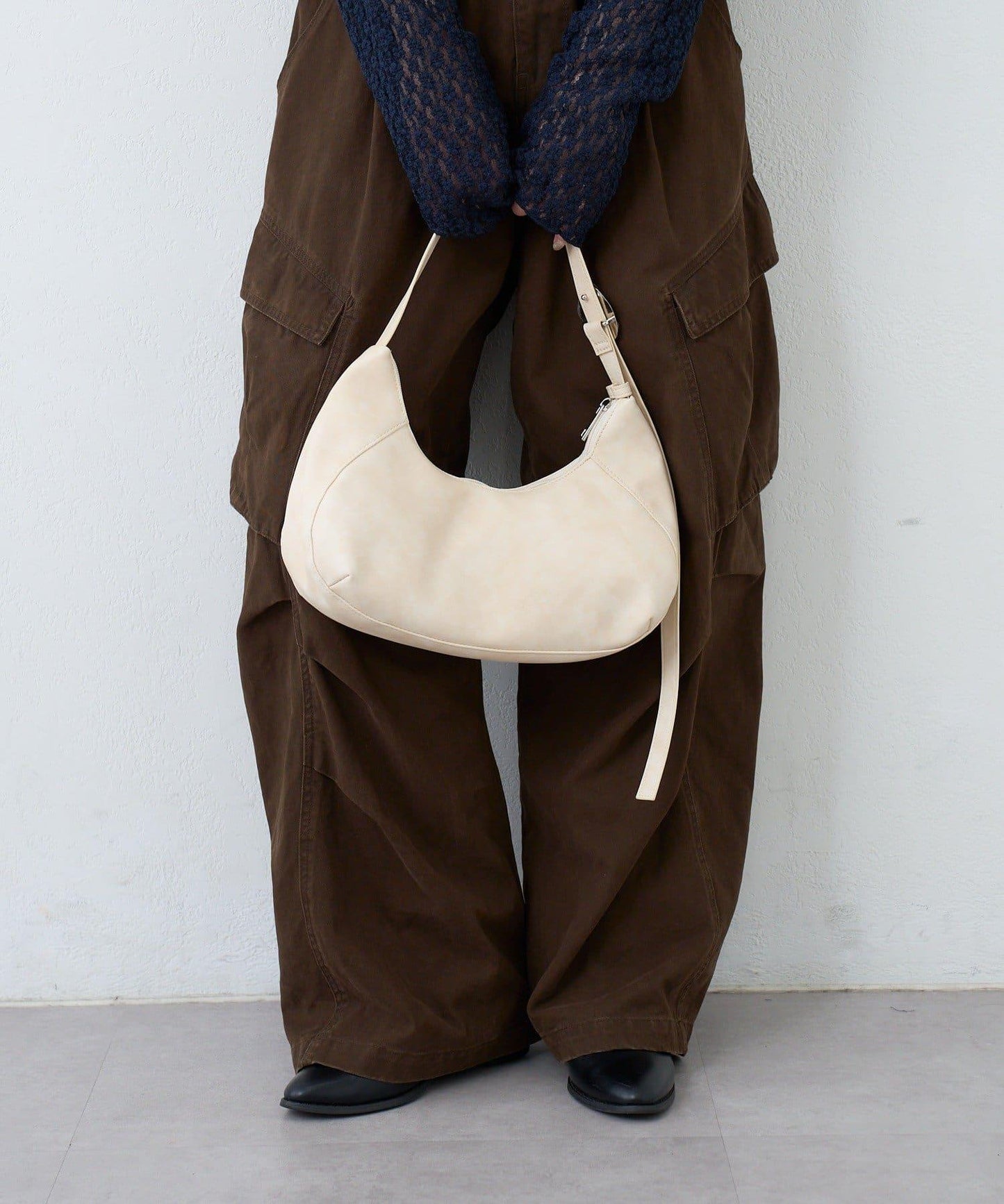 【2WAY/可收納500ml塑料瓶】半月造型單肩包