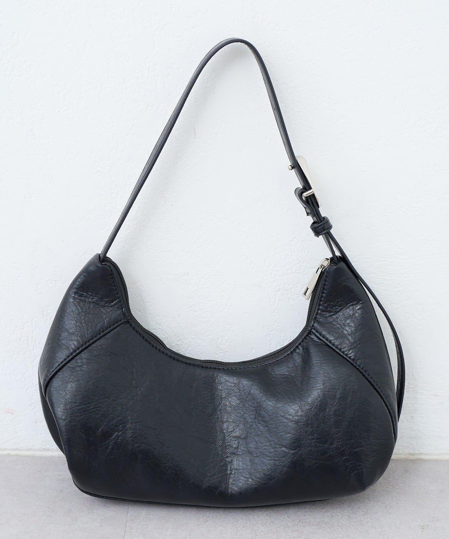 【2WAY/可收納500ml塑料瓶】半月造型單肩包