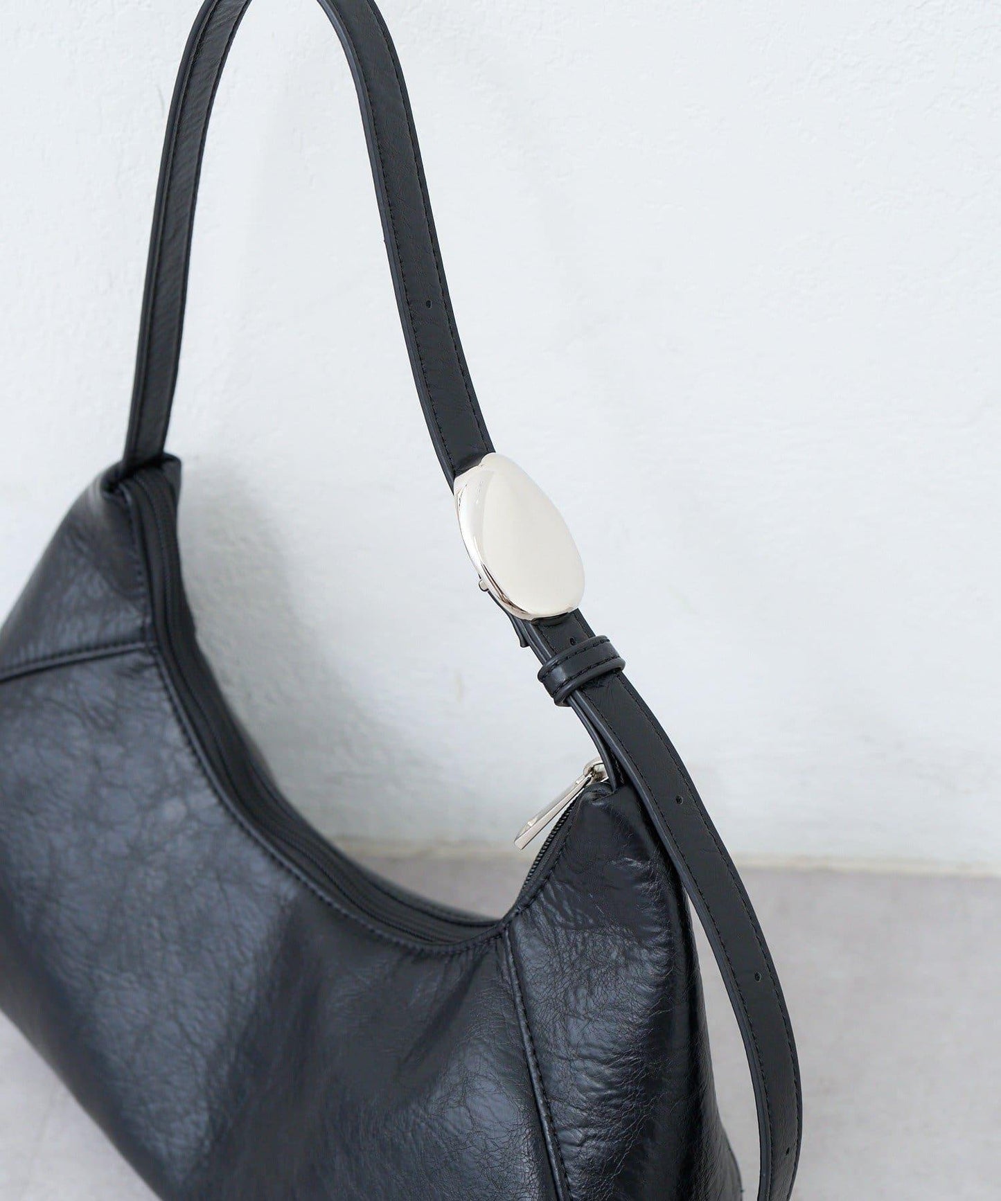 【2WAY/可收納500ml塑料瓶】半月造型單肩包