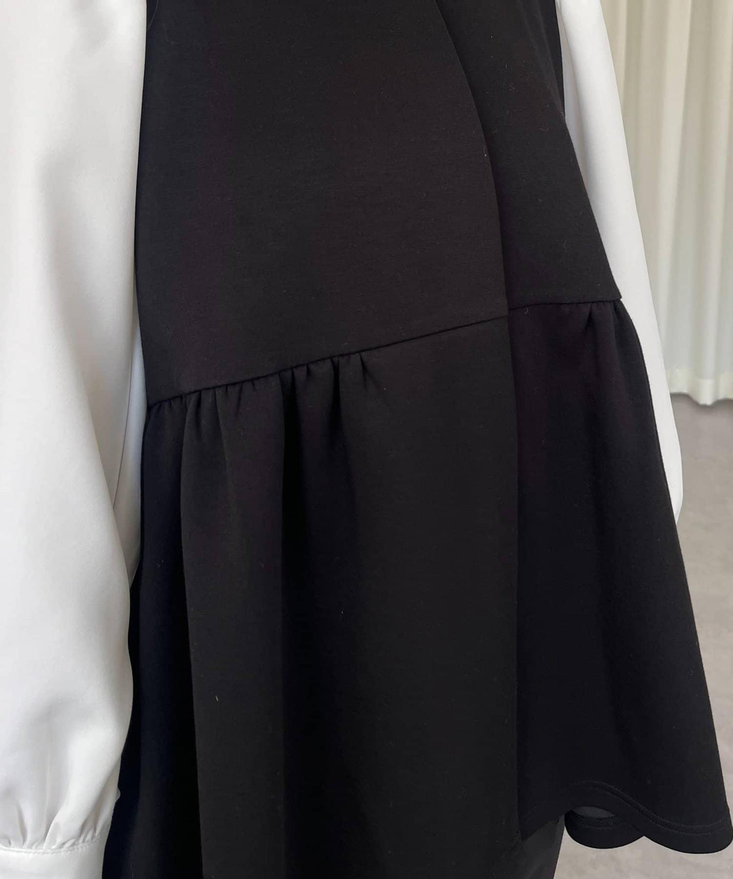 珍珠紐扣拼接荷葉邊上衣