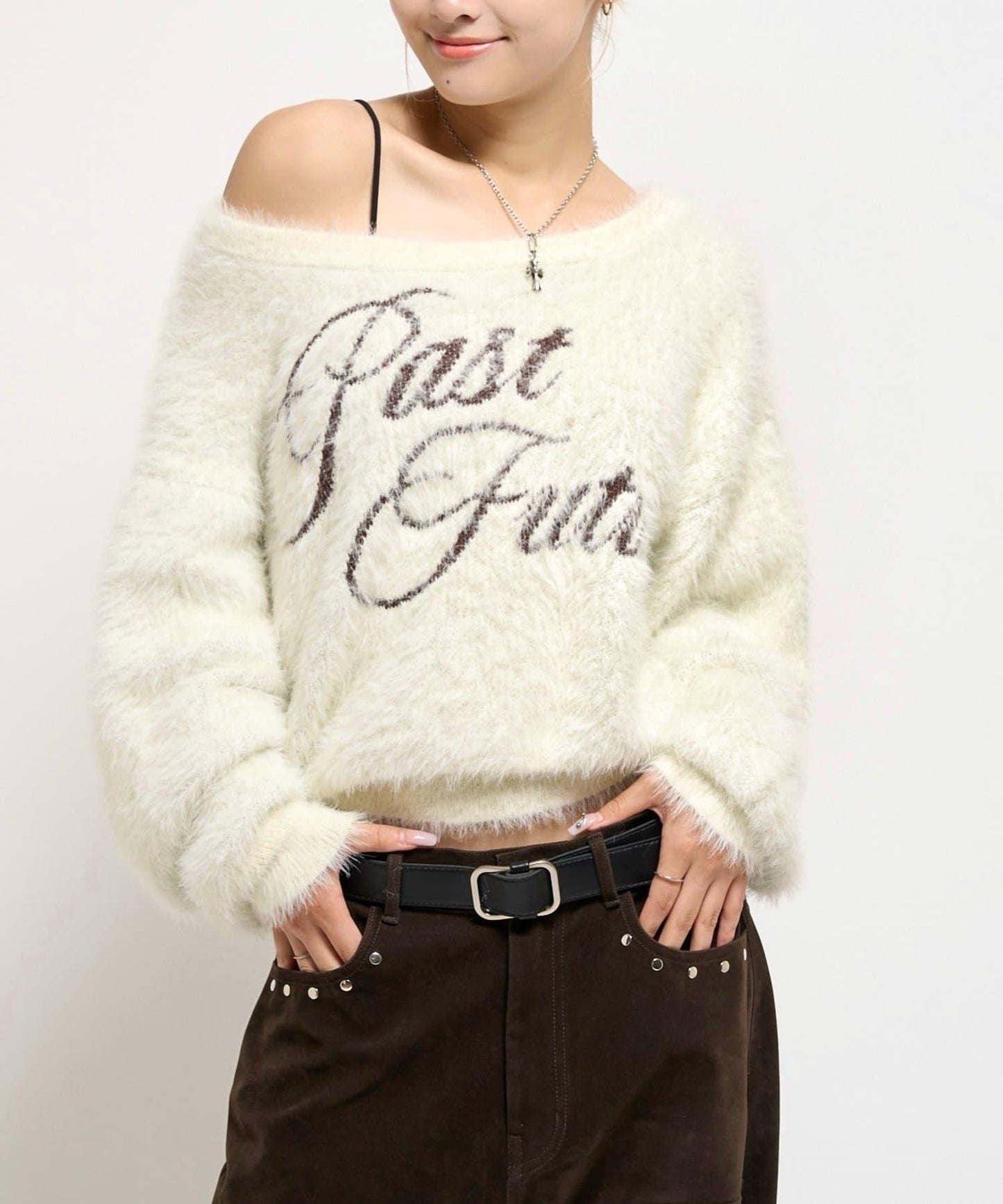 毛邊字母露肩針織衫