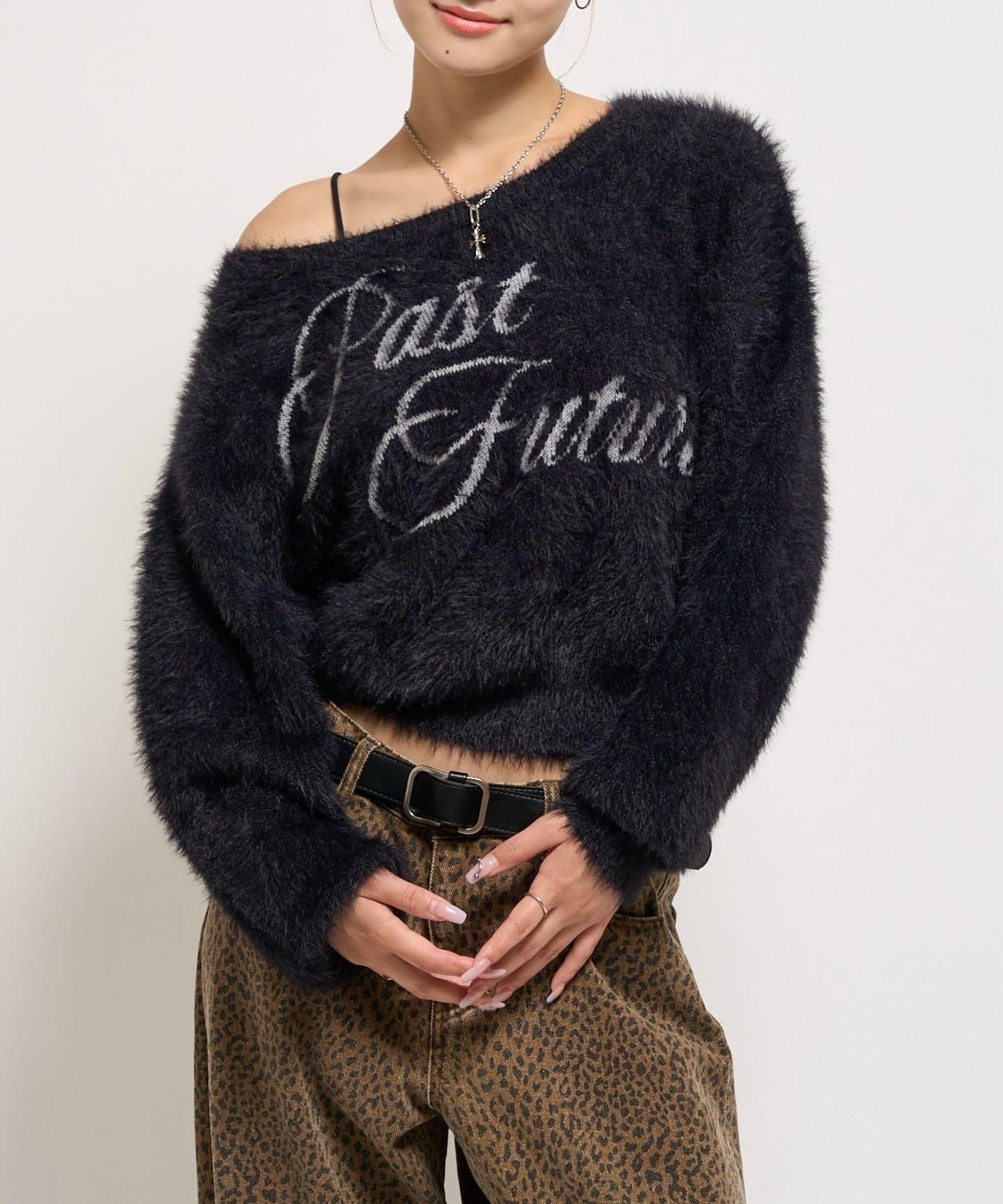 毛邊字母露肩針織衫