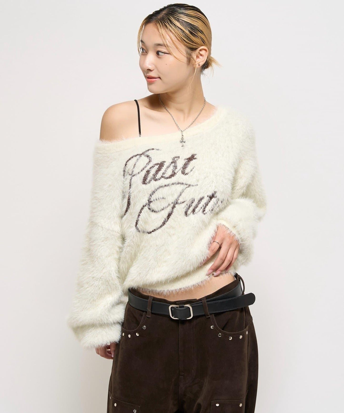 毛邊字母露肩針織衫