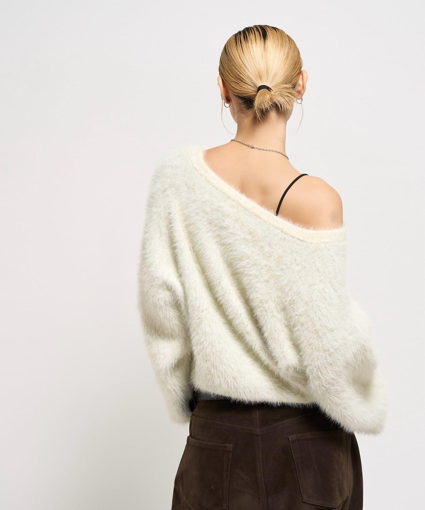 毛邊字母露肩針織衫