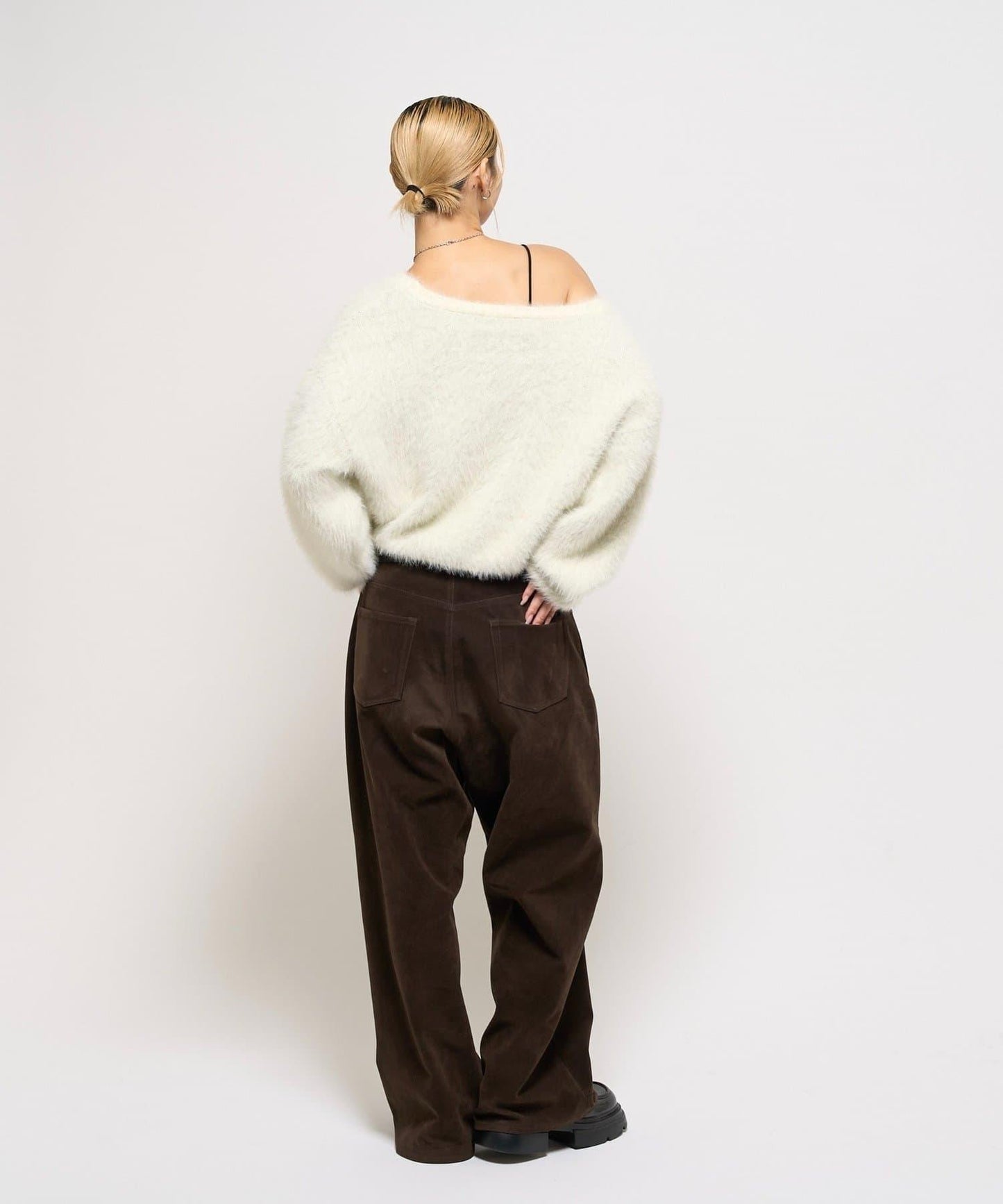 毛邊字母露肩針織衫