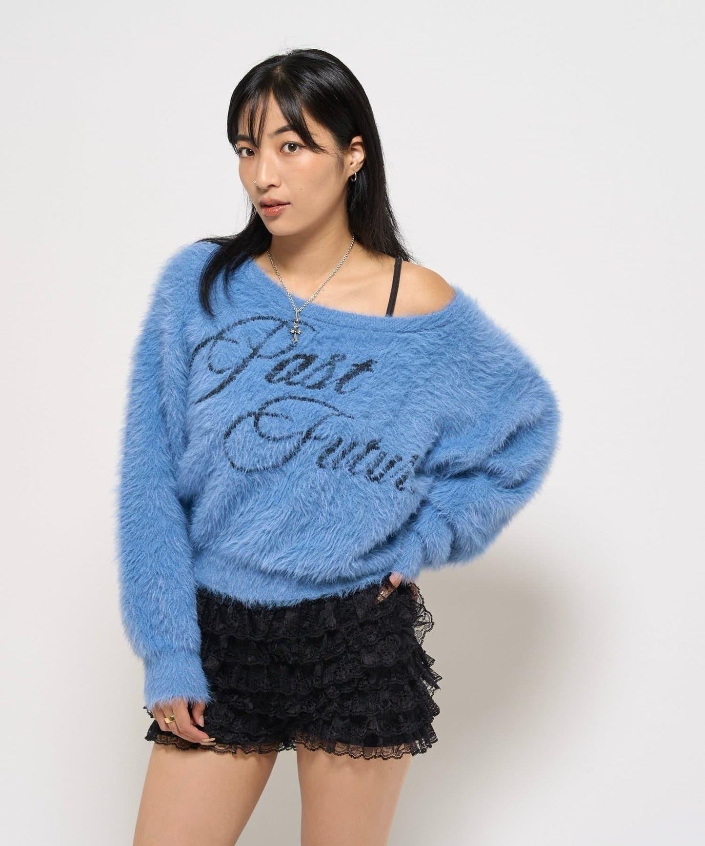 毛邊字母露肩針織衫