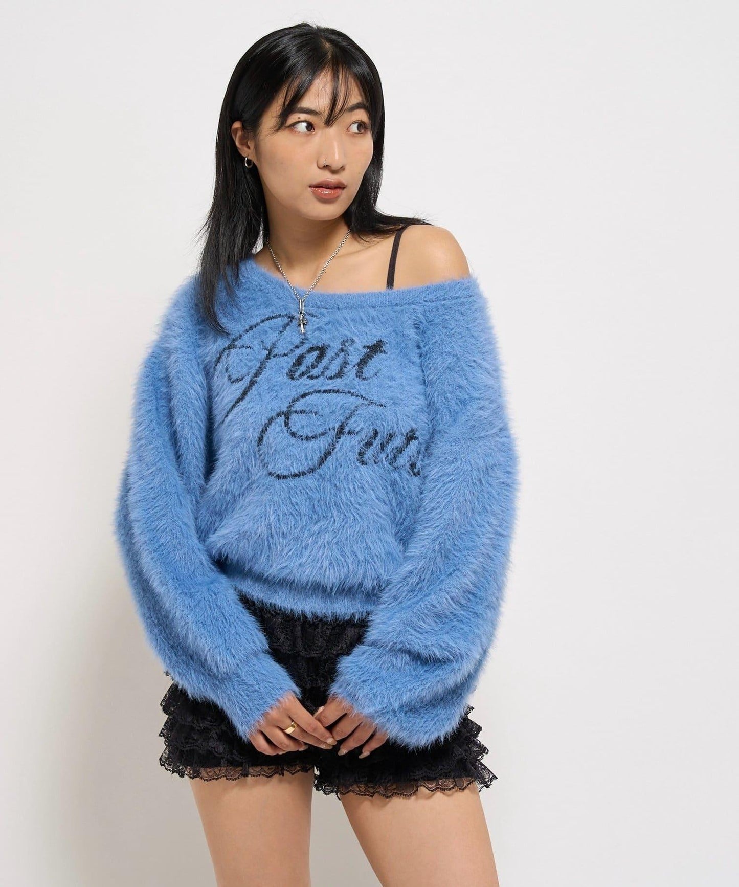 毛邊字母露肩針織衫