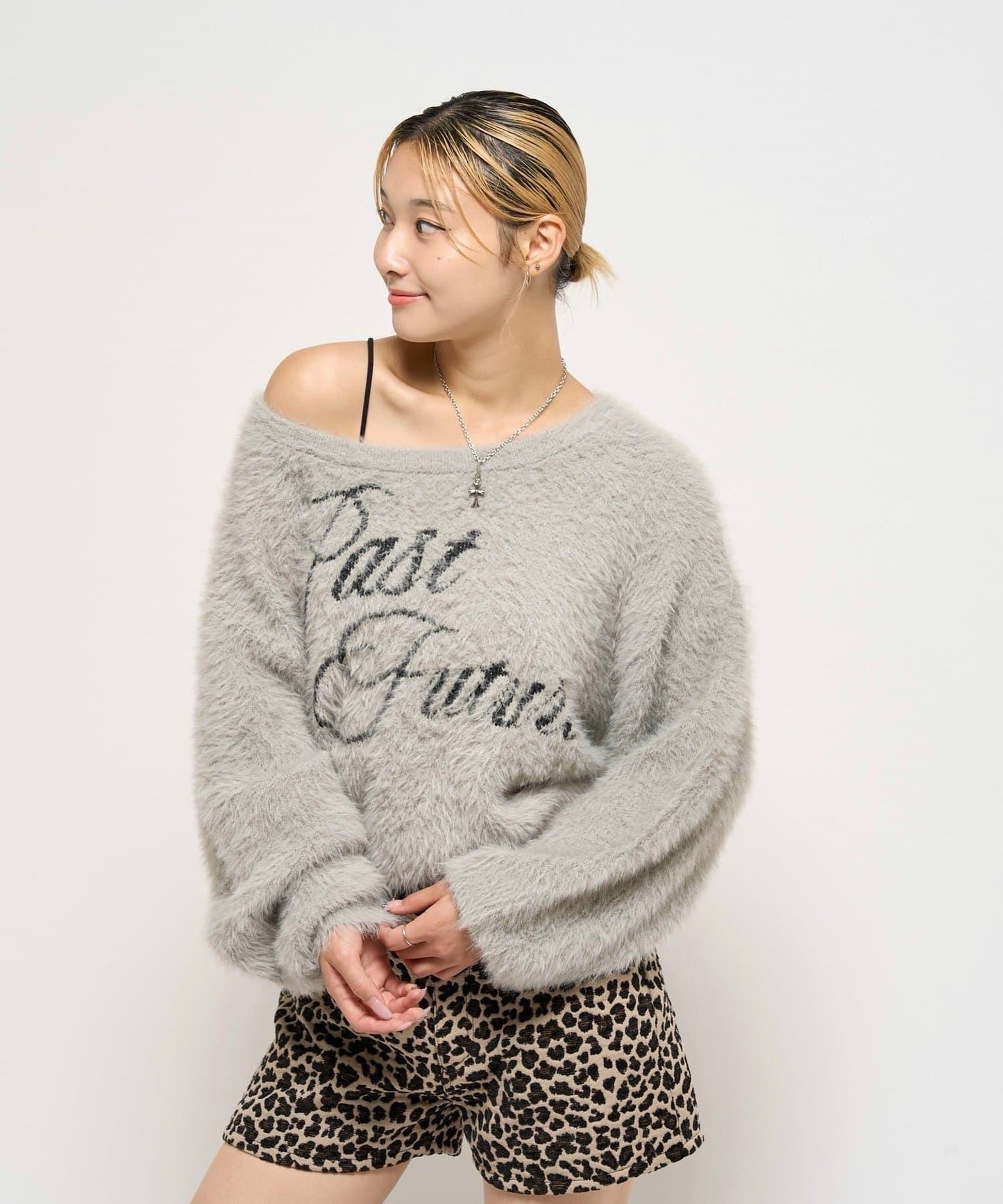 毛邊字母露肩針織衫