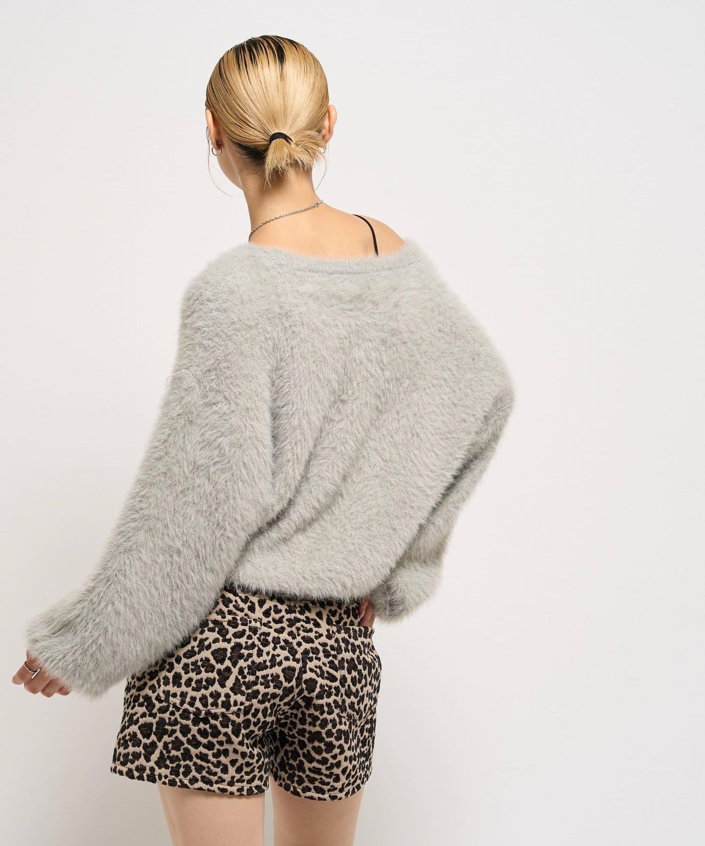 毛邊字母露肩針織衫