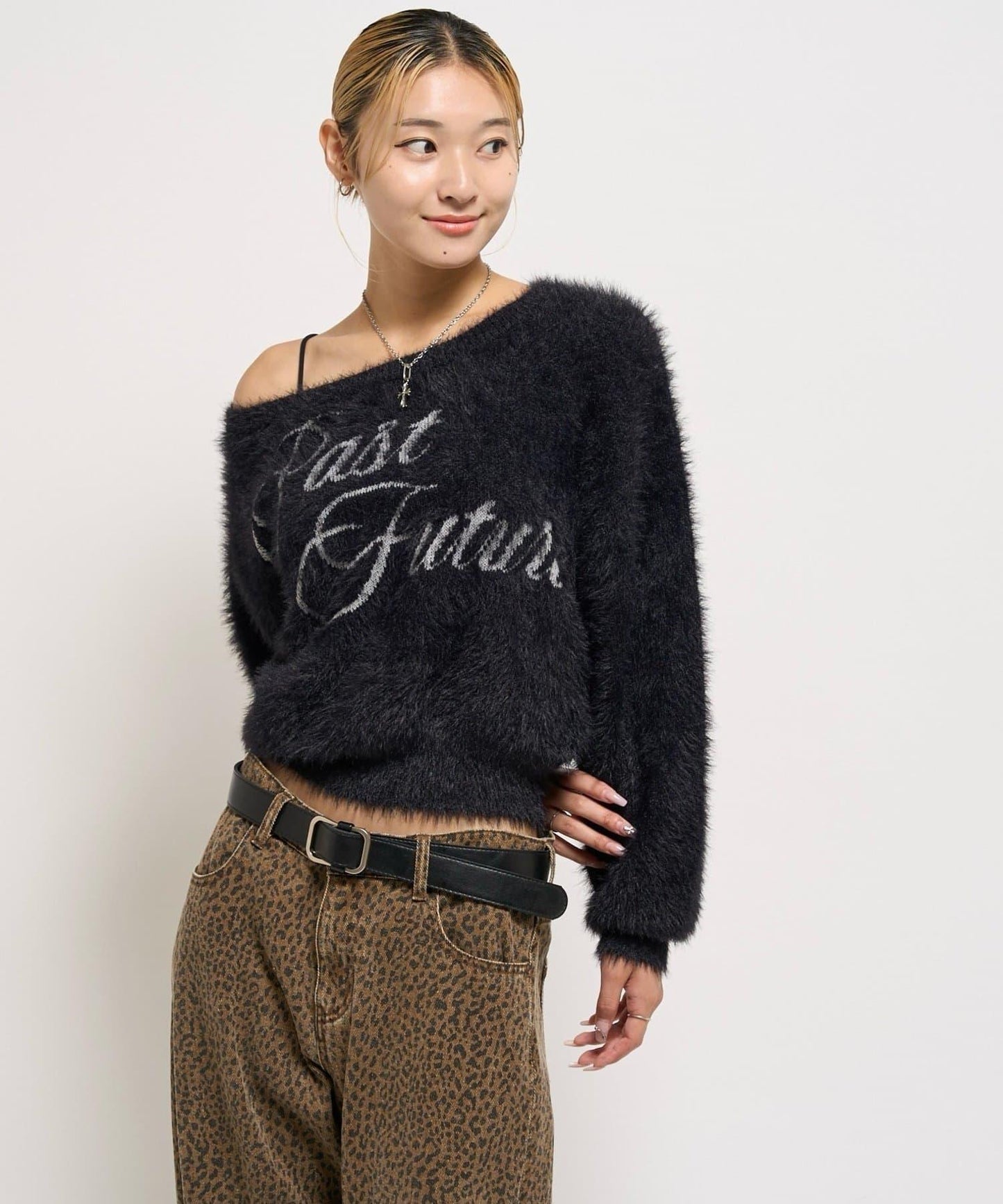 毛邊字母露肩針織衫