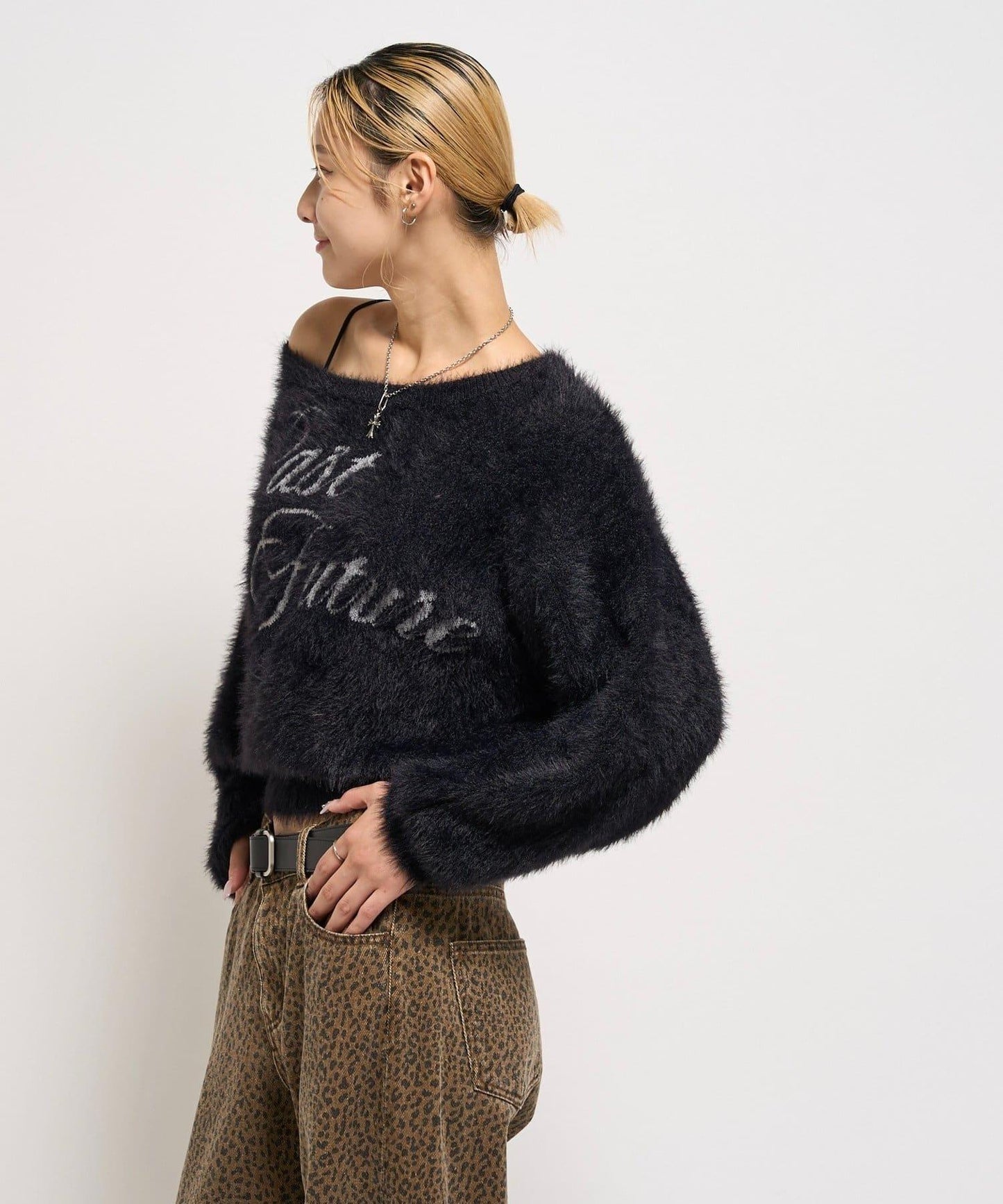 毛邊字母露肩針織衫