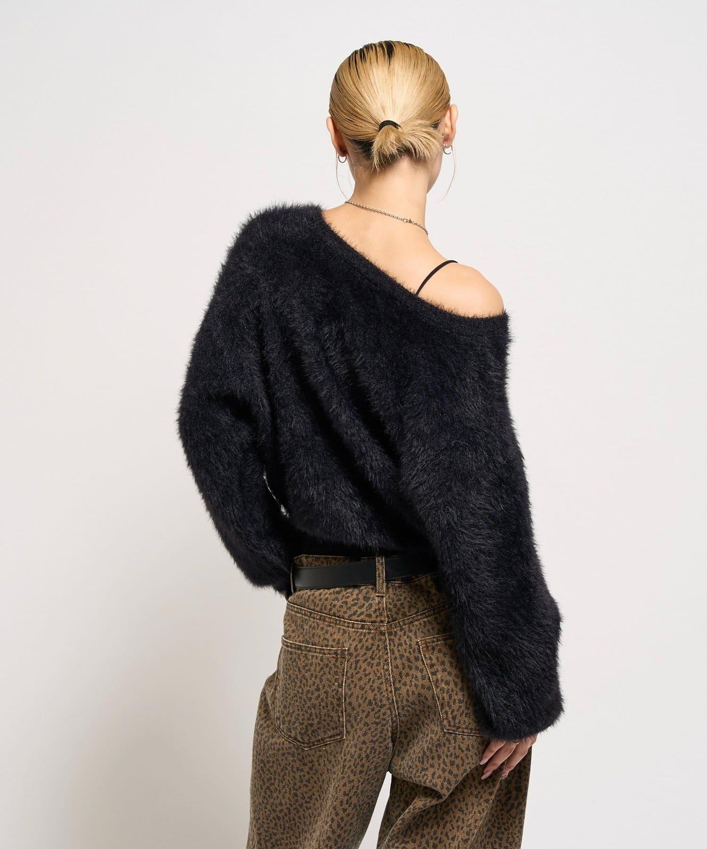 毛邊字母露肩針織衫