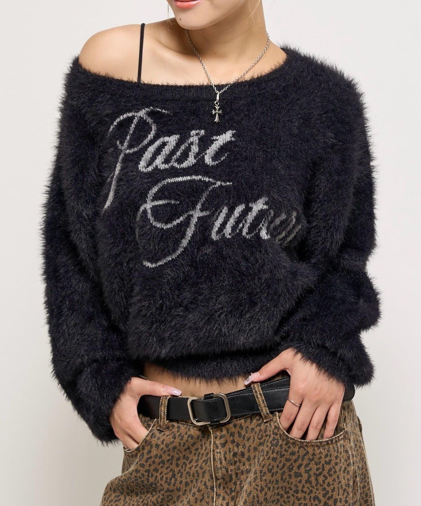 毛邊字母露肩針織衫