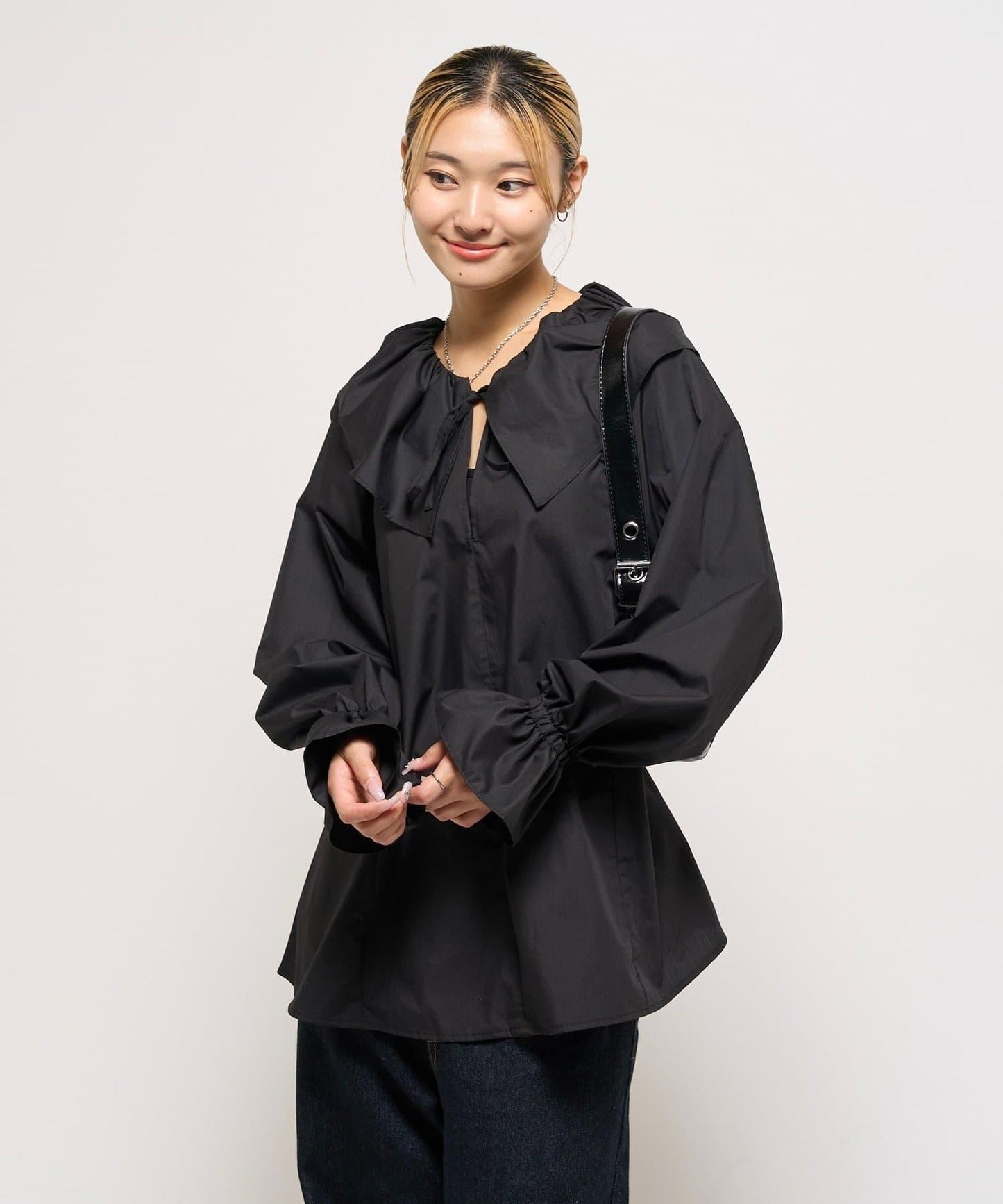 【WHO'S WHO gallery】大翻領荷葉邊襯衫