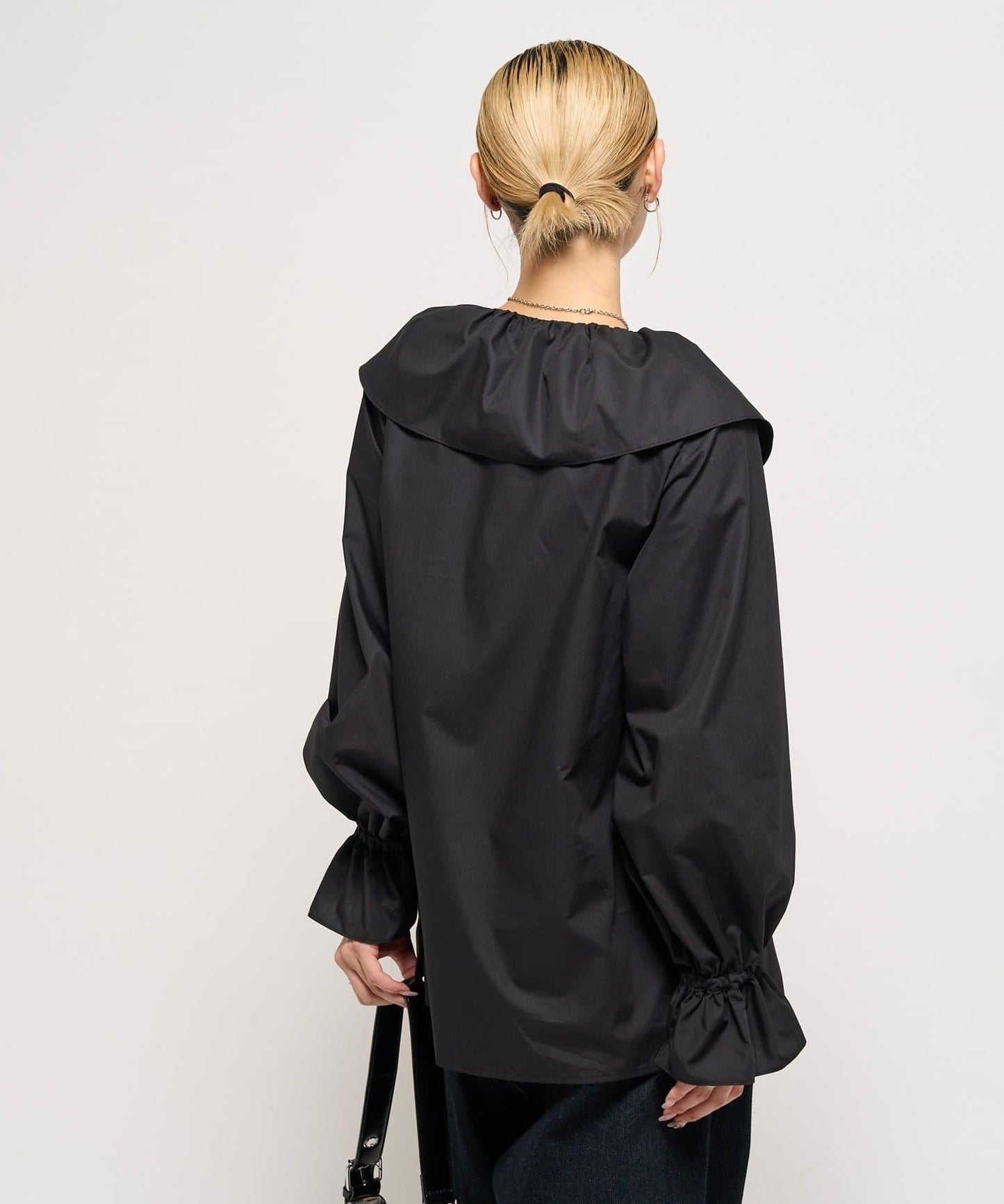 【WHO'S WHO gallery】大翻領荷葉邊襯衫