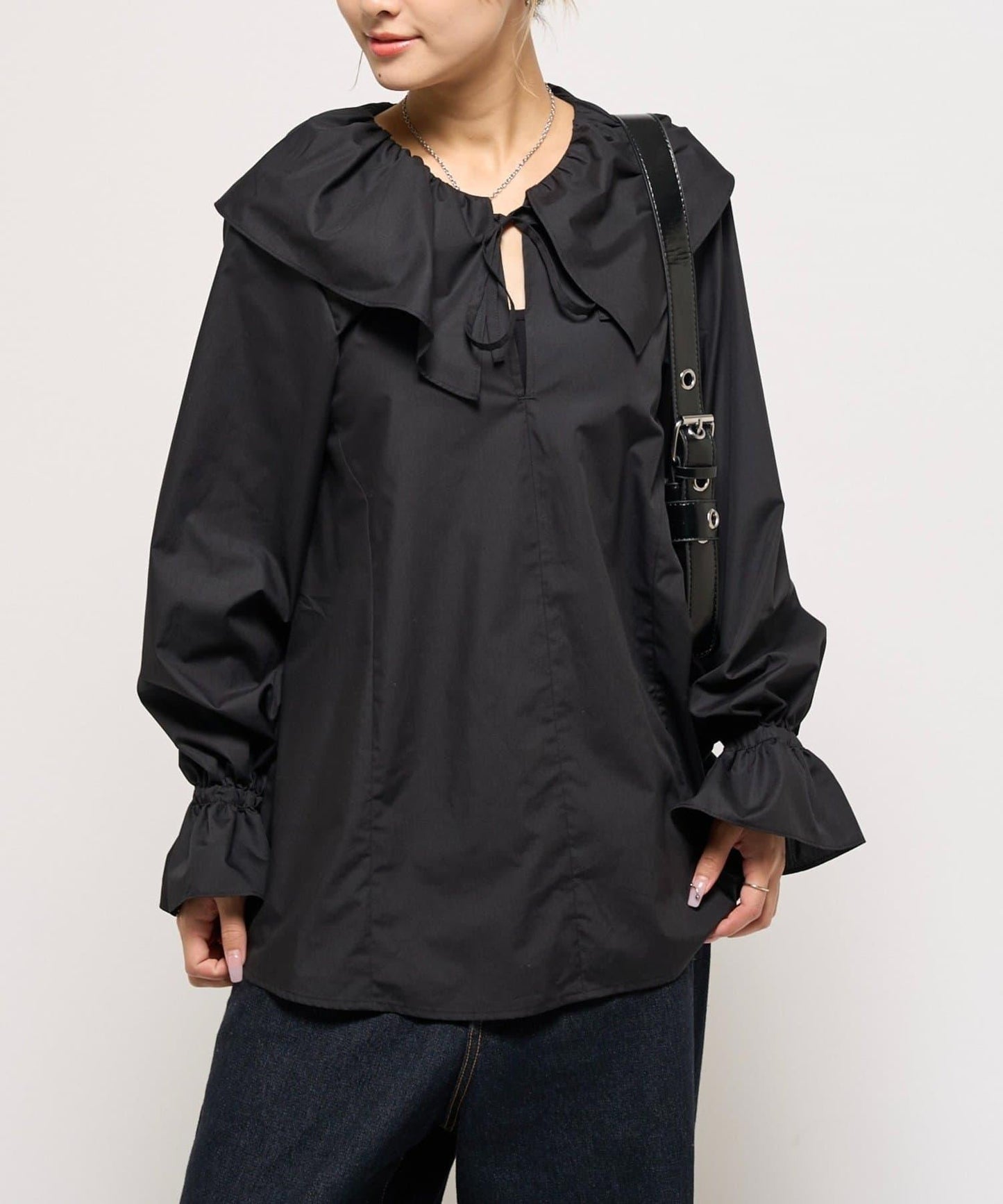 【WHO'S WHO gallery】大翻領荷葉邊襯衫