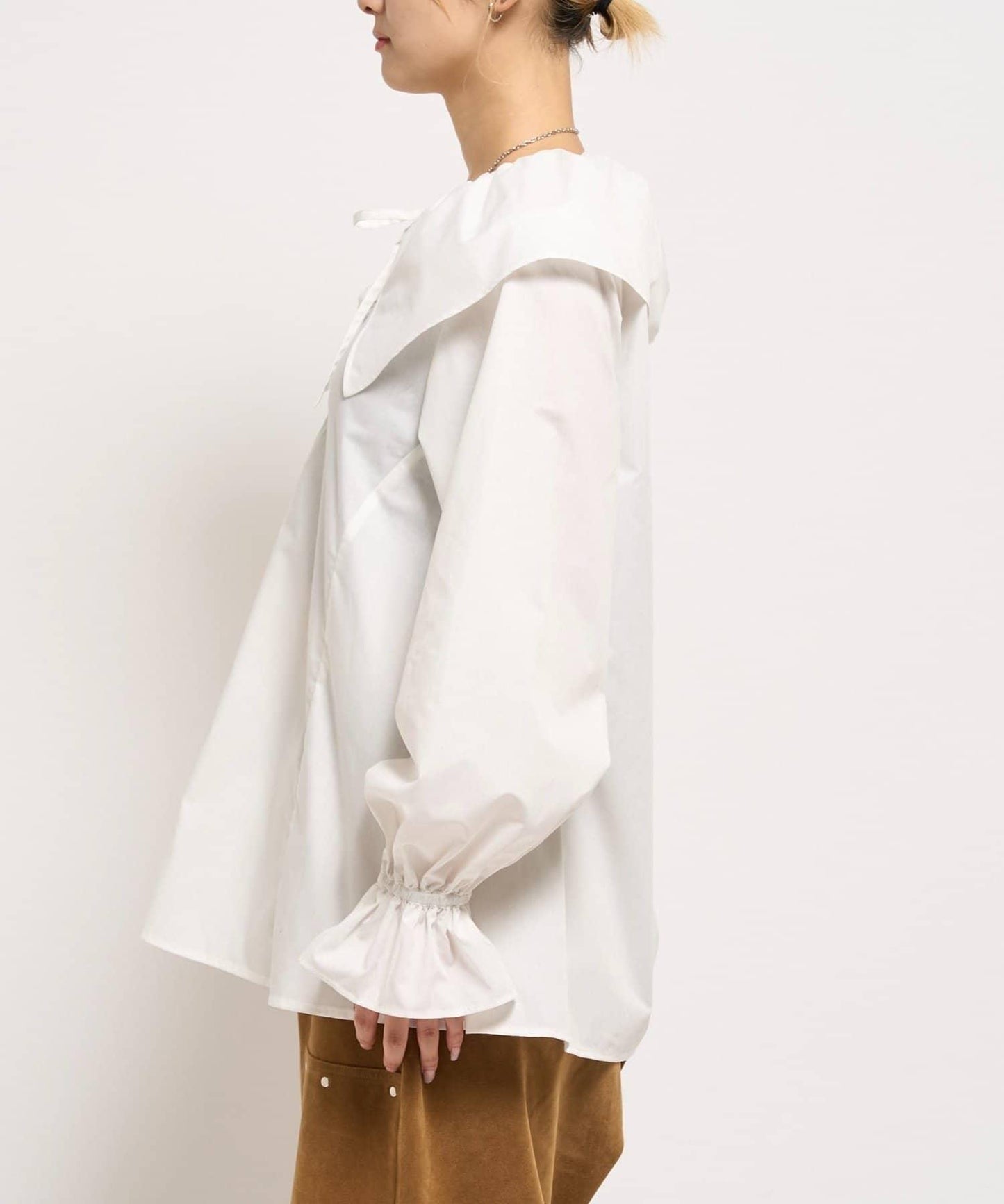 【WHO'S WHO gallery】大翻領荷葉邊襯衫