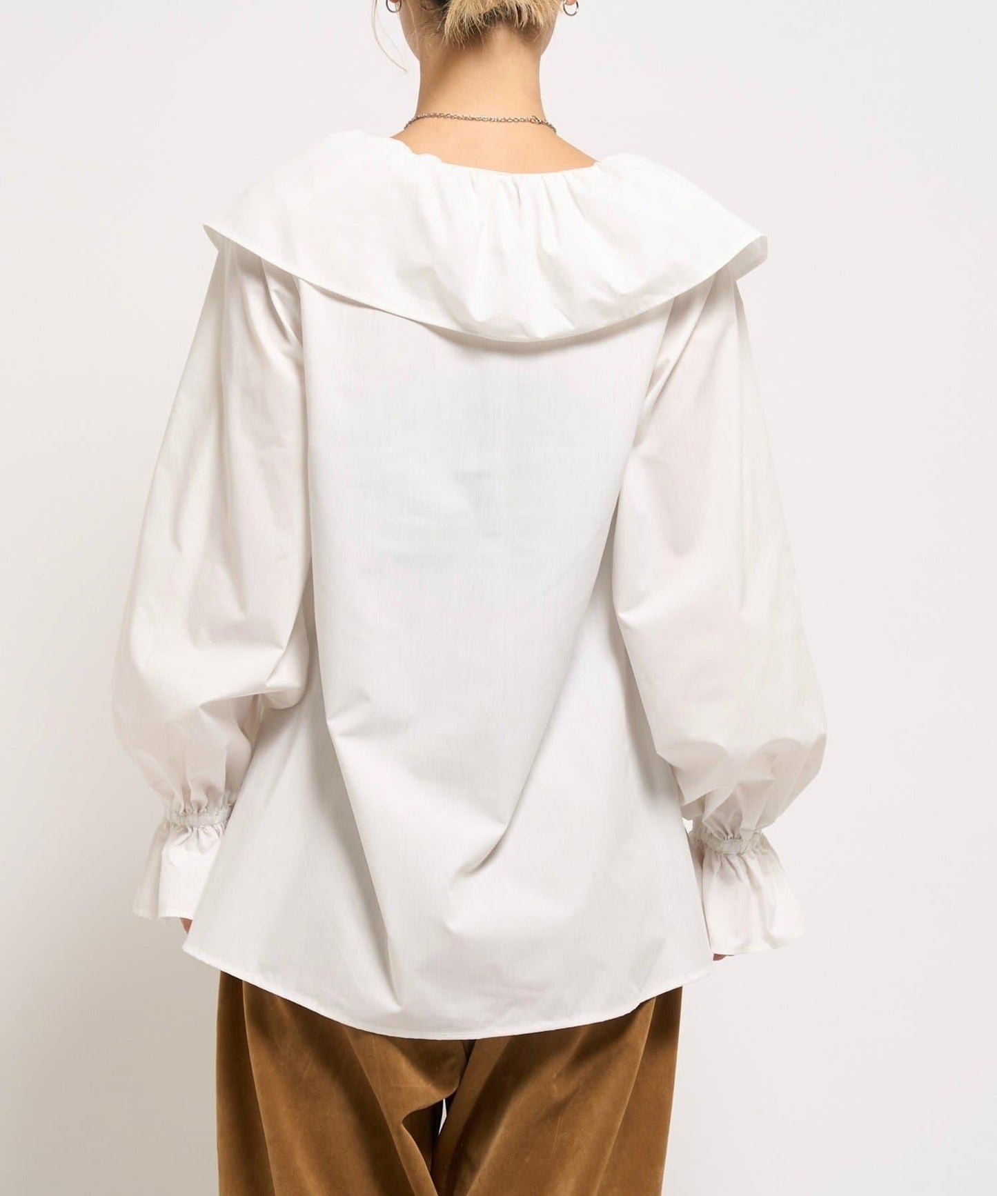 【WHO'S WHO gallery】大翻領荷葉邊襯衫